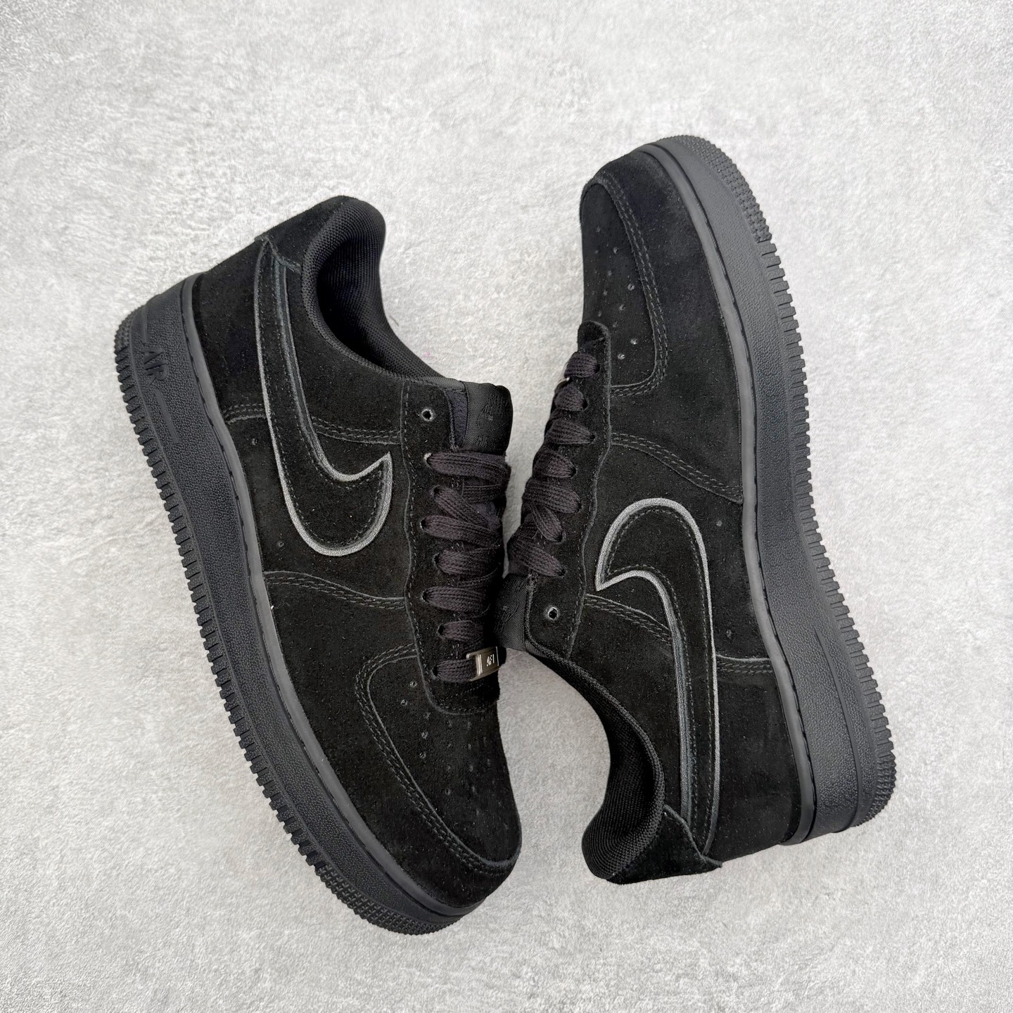 图片[3]-＃XT纯原 NK Air Force 1 Low 空军一号时尚舒适防滑耐磨低帮板鞋 HQ1966-002 顶级批次 2022全新楦头鞋型 鱼鳞大底 历时开发三个月 清洁度完美 二维码鞋标 内置芯片及solo气垫 大底高度及其弧度依照正品 钢印 logo刺绣 鞋口弧度 鞋头长度 鞋面冲孔 鞋垫背胶及钢印 完美鞋型对比正品 每一处都是细节满满 柔软、弹性十足的缓震性能和出色的中底设计 横跨复古与现代的外型结合 造就出风靡全球 三十多年的Force 1 直到今天还深受青睐 实拍调校N版已经零色差零失真 百分百还原实物色彩所见即所得 不存在货不对板色差等低级问题 选购参考实物拍摄 不混卖不参货 只用心做好货严格选品 承诺混一赔十 尺码：36 36.5 37.5 38 38.5 39 40 40.5 41 42 42.5 43 44 44.5 45-选品中心