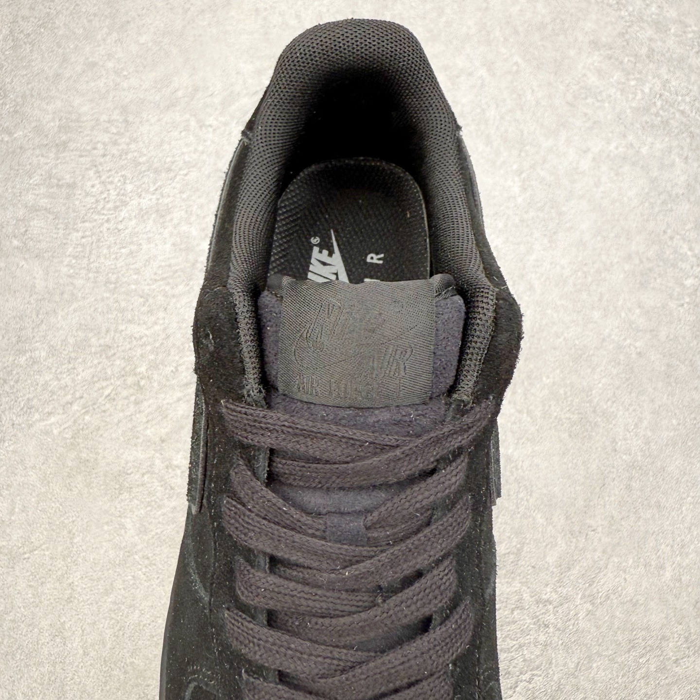 图片[5]-＃XT纯原 NK Air Force 1 Low 空军一号时尚舒适防滑耐磨低帮板鞋 HQ1966-002 顶级批次 2022全新楦头鞋型 鱼鳞大底 历时开发三个月 清洁度完美 二维码鞋标 内置芯片及solo气垫 大底高度及其弧度依照正品 钢印 logo刺绣 鞋口弧度 鞋头长度 鞋面冲孔 鞋垫背胶及钢印 完美鞋型对比正品 每一处都是细节满满 柔软、弹性十足的缓震性能和出色的中底设计 横跨复古与现代的外型结合 造就出风靡全球 三十多年的Force 1 直到今天还深受青睐 实拍调校N版已经零色差零失真 百分百还原实物色彩所见即所得 不存在货不对板色差等低级问题 选购参考实物拍摄 不混卖不参货 只用心做好货严格选品 承诺混一赔十 尺码：36 36.5 37.5 38 38.5 39 40 40.5 41 42 42.5 43 44 44.5 45-选品中心