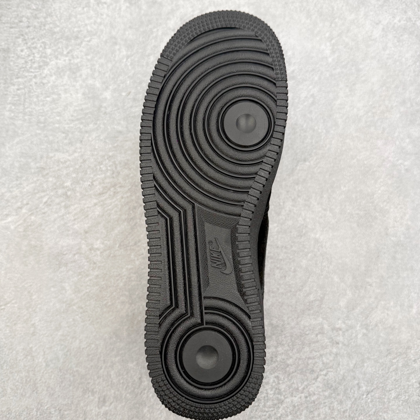 图片[9]-＃XT纯原 NK Air Force 1 Low 空军一号时尚舒适防滑耐磨低帮板鞋 HQ1966-002 顶级批次 2022全新楦头鞋型 鱼鳞大底 历时开发三个月 清洁度完美 二维码鞋标 内置芯片及solo气垫 大底高度及其弧度依照正品 钢印 logo刺绣 鞋口弧度 鞋头长度 鞋面冲孔 鞋垫背胶及钢印 完美鞋型对比正品 每一处都是细节满满 柔软、弹性十足的缓震性能和出色的中底设计 横跨复古与现代的外型结合 造就出风靡全球 三十多年的Force 1 直到今天还深受青睐 实拍调校N版已经零色差零失真 百分百还原实物色彩所见即所得 不存在货不对板色差等低级问题 选购参考实物拍摄 不混卖不参货 只用心做好货严格选品 承诺混一赔十 尺码：36 36.5 37.5 38 38.5 39 40 40.5 41 42 42.5 43 44 44.5 45-选品中心