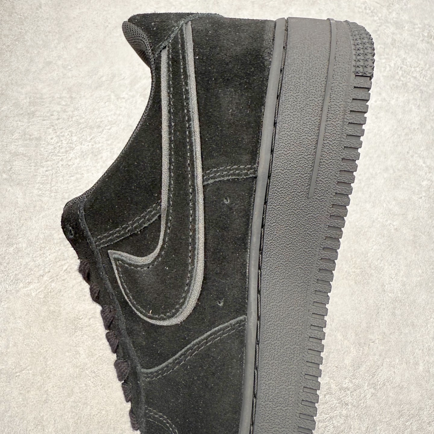 图片[7]-＃XT纯原 NK Air Force 1 Low 空军一号时尚舒适防滑耐磨低帮板鞋 HQ1966-002 顶级批次 2022全新楦头鞋型 鱼鳞大底 历时开发三个月 清洁度完美 二维码鞋标 内置芯片及solo气垫 大底高度及其弧度依照正品 钢印 logo刺绣 鞋口弧度 鞋头长度 鞋面冲孔 鞋垫背胶及钢印 完美鞋型对比正品 每一处都是细节满满 柔软、弹性十足的缓震性能和出色的中底设计 横跨复古与现代的外型结合 造就出风靡全球 三十多年的Force 1 直到今天还深受青睐 实拍调校N版已经零色差零失真 百分百还原实物色彩所见即所得 不存在货不对板色差等低级问题 选购参考实物拍摄 不混卖不参货 只用心做好货严格选品 承诺混一赔十 尺码：36 36.5 37.5 38 38.5 39 40 40.5 41 42 42.5 43 44 44.5 45-选品中心