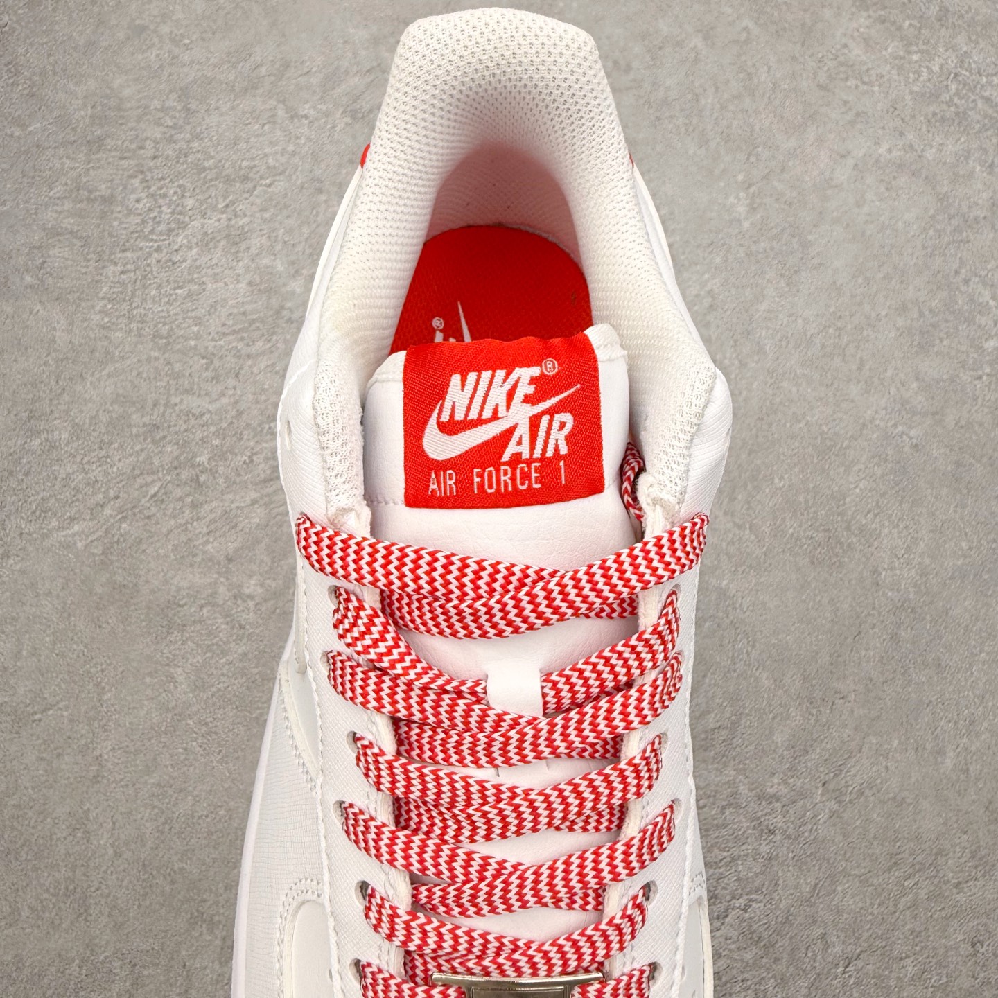 图片[5]-＃XT纯原 NK Air Force 1 Low 空军一号时尚舒适防滑耐磨低帮板鞋 IB7167-103 顶级批次 2022全新楦头鞋型 鱼鳞大底 历时开发三个月 清洁度完美 二维码鞋标 内置芯片及solo气垫 大底高度及其弧度依照正品 钢印 logo刺绣 鞋口弧度 鞋头长度 鞋面冲孔 鞋垫背胶及钢印 完美鞋型对比正品 每一处都是细节满满 柔软、弹性十足的缓震性能和出色的中底设计 横跨复古与现代的外型结合 造就出风靡全球 三十多年的Force 1 直到今天还深受青睐 实拍调校N版已经零色差零失真 百分百还原实物色彩所见即所得 不存在货不对板色差等低级问题 选购参考实物拍摄 不混卖不参货 只用心做好货严格选品 承诺混一赔十 尺码：36 36.5 37.5 38 38.5 39 40 40.5 41 42 42.5 43 44 44.5 45-选品中心