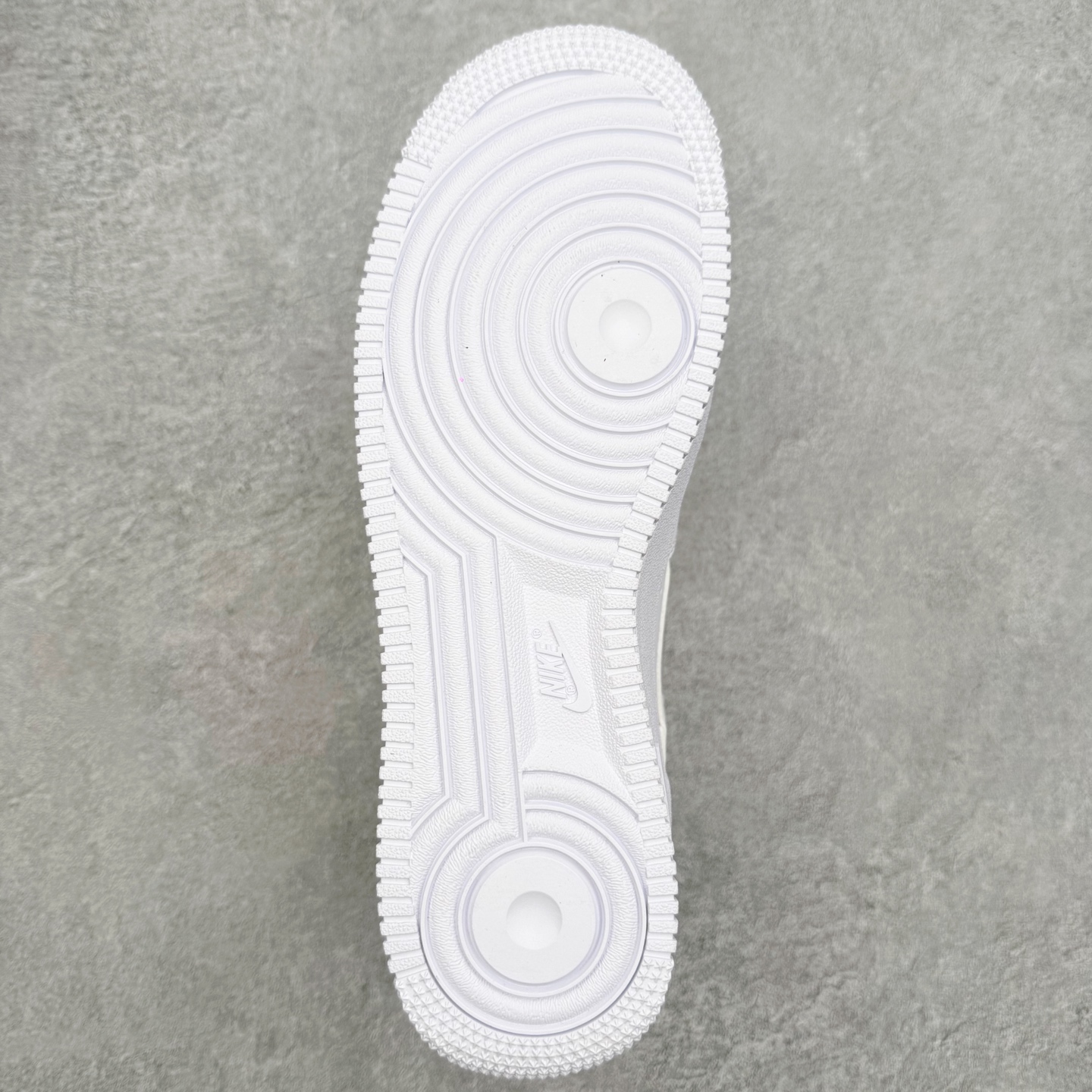 图片[9]-＃XT纯原 NK Air Force 1 Low 空军一号时尚舒适防滑耐磨低帮板鞋 IB7167-103 顶级批次 2022全新楦头鞋型 鱼鳞大底 历时开发三个月 清洁度完美 二维码鞋标 内置芯片及solo气垫 大底高度及其弧度依照正品 钢印 logo刺绣 鞋口弧度 鞋头长度 鞋面冲孔 鞋垫背胶及钢印 完美鞋型对比正品 每一处都是细节满满 柔软、弹性十足的缓震性能和出色的中底设计 横跨复古与现代的外型结合 造就出风靡全球 三十多年的Force 1 直到今天还深受青睐 实拍调校N版已经零色差零失真 百分百还原实物色彩所见即所得 不存在货不对板色差等低级问题 选购参考实物拍摄 不混卖不参货 只用心做好货严格选品 承诺混一赔十 尺码：36 36.5 37.5 38 38.5 39 40 40.5 41 42 42.5 43 44 44.5 45-选品中心