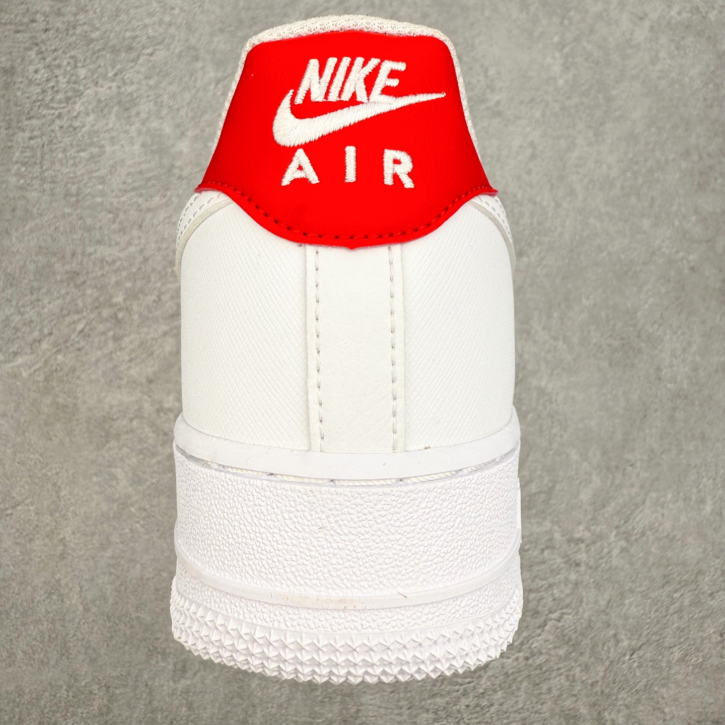 图片[8]-＃XT纯原 NK Air Force 1 Low 空军一号时尚舒适防滑耐磨低帮板鞋 IB7167-103 顶级批次 2022全新楦头鞋型 鱼鳞大底 历时开发三个月 清洁度完美 二维码鞋标 内置芯片及solo气垫 大底高度及其弧度依照正品 钢印 logo刺绣 鞋口弧度 鞋头长度 鞋面冲孔 鞋垫背胶及钢印 完美鞋型对比正品 每一处都是细节满满 柔软、弹性十足的缓震性能和出色的中底设计 横跨复古与现代的外型结合 造就出风靡全球 三十多年的Force 1 直到今天还深受青睐 实拍调校N版已经零色差零失真 百分百还原实物色彩所见即所得 不存在货不对板色差等低级问题 选购参考实物拍摄 不混卖不参货 只用心做好货严格选品 承诺混一赔十 尺码：36 36.5 37.5 38 38.5 39 40 40.5 41 42 42.5 43 44 44.5 45-选品中心