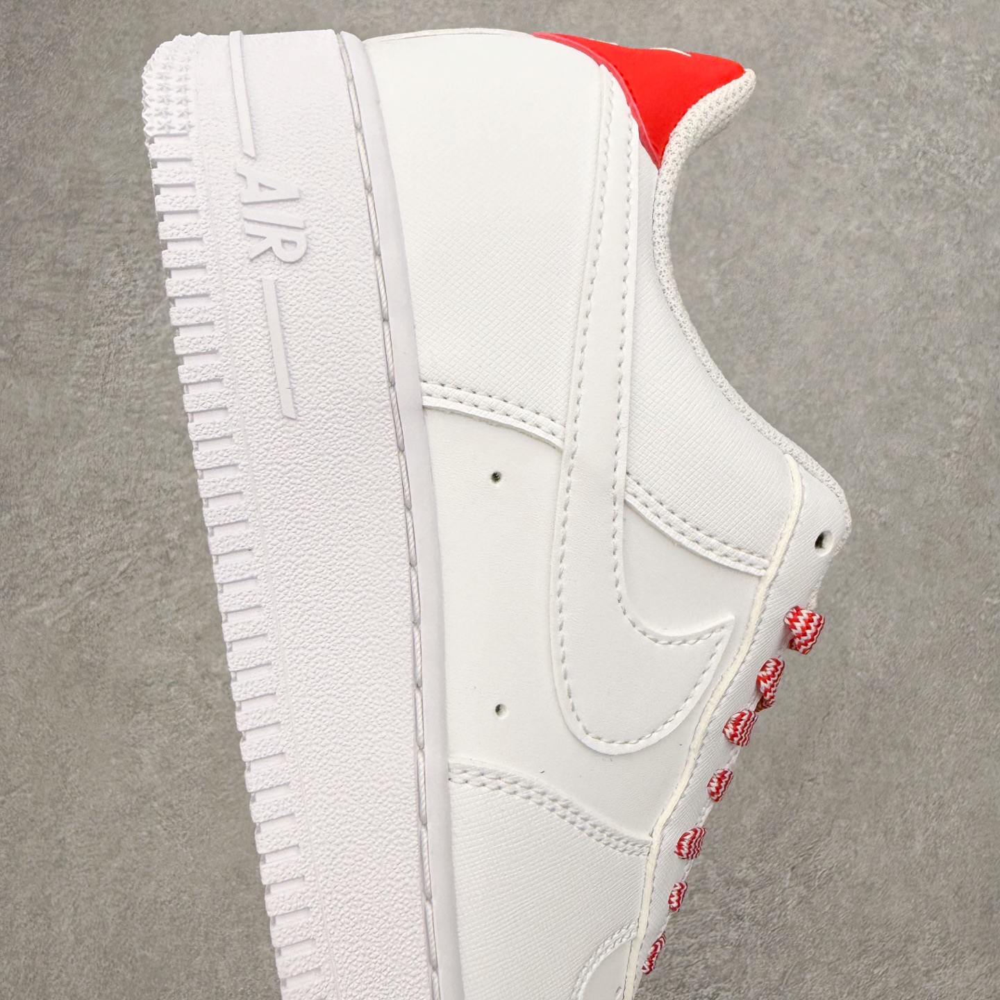 图片[6]-＃XT纯原 NK Air Force 1 Low 空军一号时尚舒适防滑耐磨低帮板鞋 IB7167-103 顶级批次 2022全新楦头鞋型 鱼鳞大底 历时开发三个月 清洁度完美 二维码鞋标 内置芯片及solo气垫 大底高度及其弧度依照正品 钢印 logo刺绣 鞋口弧度 鞋头长度 鞋面冲孔 鞋垫背胶及钢印 完美鞋型对比正品 每一处都是细节满满 柔软、弹性十足的缓震性能和出色的中底设计 横跨复古与现代的外型结合 造就出风靡全球 三十多年的Force 1 直到今天还深受青睐 实拍调校N版已经零色差零失真 百分百还原实物色彩所见即所得 不存在货不对板色差等低级问题 选购参考实物拍摄 不混卖不参货 只用心做好货严格选品 承诺混一赔十 尺码：36 36.5 37.5 38 38.5 39 40 40.5 41 42 42.5 43 44 44.5 45-选品中心