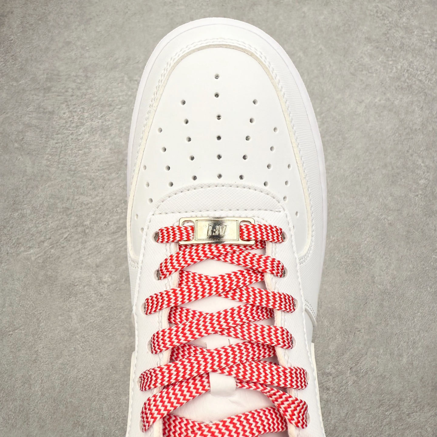 图片[4]-＃XT纯原 NK Air Force 1 Low 空军一号时尚舒适防滑耐磨低帮板鞋 IB7167-103 顶级批次 2022全新楦头鞋型 鱼鳞大底 历时开发三个月 清洁度完美 二维码鞋标 内置芯片及solo气垫 大底高度及其弧度依照正品 钢印 logo刺绣 鞋口弧度 鞋头长度 鞋面冲孔 鞋垫背胶及钢印 完美鞋型对比正品 每一处都是细节满满 柔软、弹性十足的缓震性能和出色的中底设计 横跨复古与现代的外型结合 造就出风靡全球 三十多年的Force 1 直到今天还深受青睐 实拍调校N版已经零色差零失真 百分百还原实物色彩所见即所得 不存在货不对板色差等低级问题 选购参考实物拍摄 不混卖不参货 只用心做好货严格选品 承诺混一赔十 尺码：36 36.5 37.5 38 38.5 39 40 40.5 41 42 42.5 43 44 44.5 45-选品中心