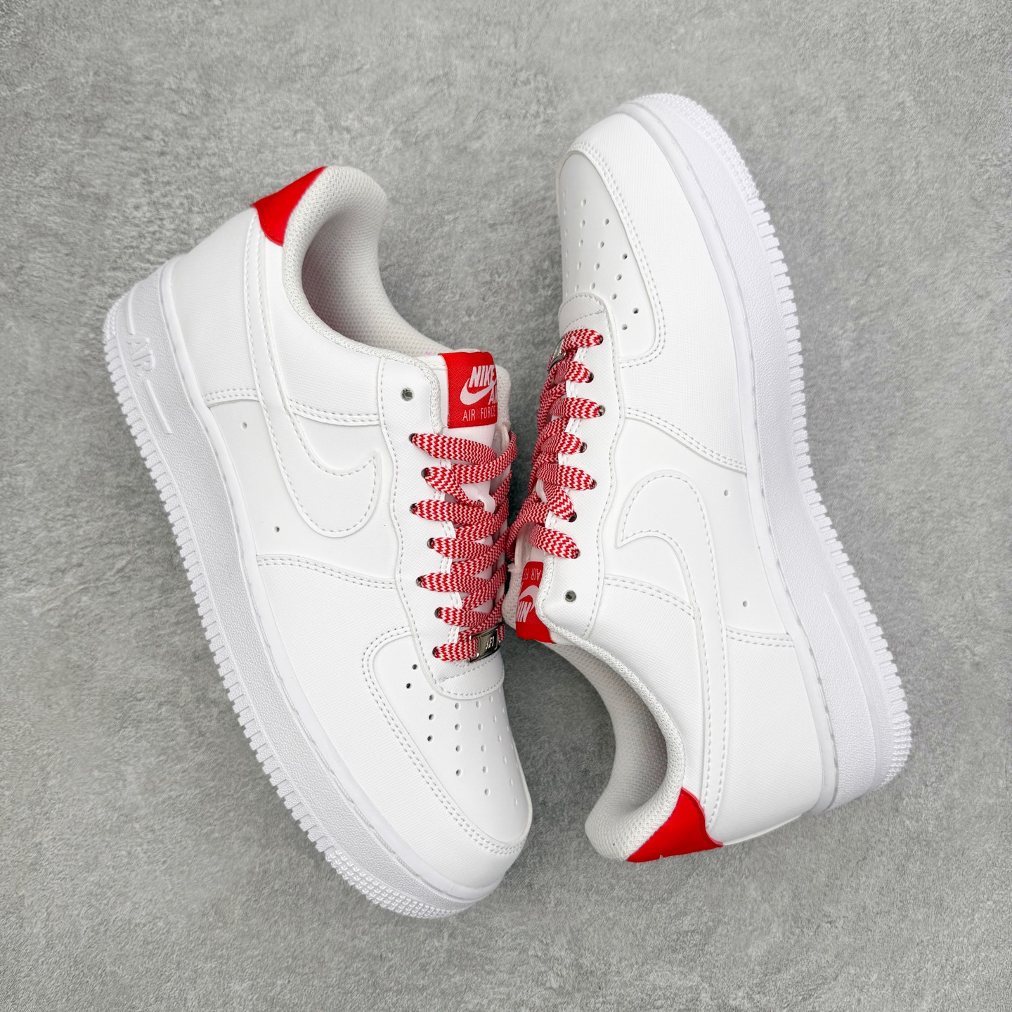 图片[3]-＃XT纯原 NK Air Force 1 Low 空军一号时尚舒适防滑耐磨低帮板鞋 IB7167-103 顶级批次 2022全新楦头鞋型 鱼鳞大底 历时开发三个月 清洁度完美 二维码鞋标 内置芯片及solo气垫 大底高度及其弧度依照正品 钢印 logo刺绣 鞋口弧度 鞋头长度 鞋面冲孔 鞋垫背胶及钢印 完美鞋型对比正品 每一处都是细节满满 柔软、弹性十足的缓震性能和出色的中底设计 横跨复古与现代的外型结合 造就出风靡全球 三十多年的Force 1 直到今天还深受青睐 实拍调校N版已经零色差零失真 百分百还原实物色彩所见即所得 不存在货不对板色差等低级问题 选购参考实物拍摄 不混卖不参货 只用心做好货严格选品 承诺混一赔十 尺码：36 36.5 37.5 38 38.5 39 40 40.5 41 42 42.5 43 44 44.5 45-选品中心