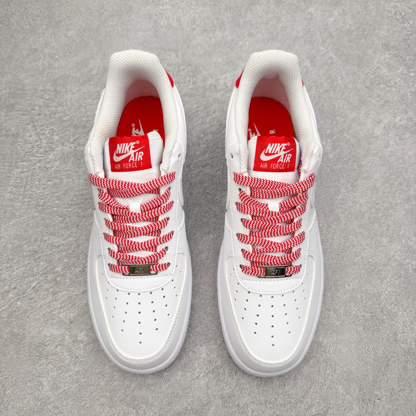 图片[2]-＃XT纯原 NK Air Force 1 Low 空军一号时尚舒适防滑耐磨低帮板鞋 IB7167-103 顶级批次 2022全新楦头鞋型 鱼鳞大底 历时开发三个月 清洁度完美 二维码鞋标 内置芯片及solo气垫 大底高度及其弧度依照正品 钢印 logo刺绣 鞋口弧度 鞋头长度 鞋面冲孔 鞋垫背胶及钢印 完美鞋型对比正品 每一处都是细节满满 柔软、弹性十足的缓震性能和出色的中底设计 横跨复古与现代的外型结合 造就出风靡全球 三十多年的Force 1 直到今天还深受青睐 实拍调校N版已经零色差零失真 百分百还原实物色彩所见即所得 不存在货不对板色差等低级问题 选购参考实物拍摄 不混卖不参货 只用心做好货严格选品 承诺混一赔十 尺码：36 36.5 37.5 38 38.5 39 40 40.5 41 42 42.5 43 44 44.5 45-选品中心