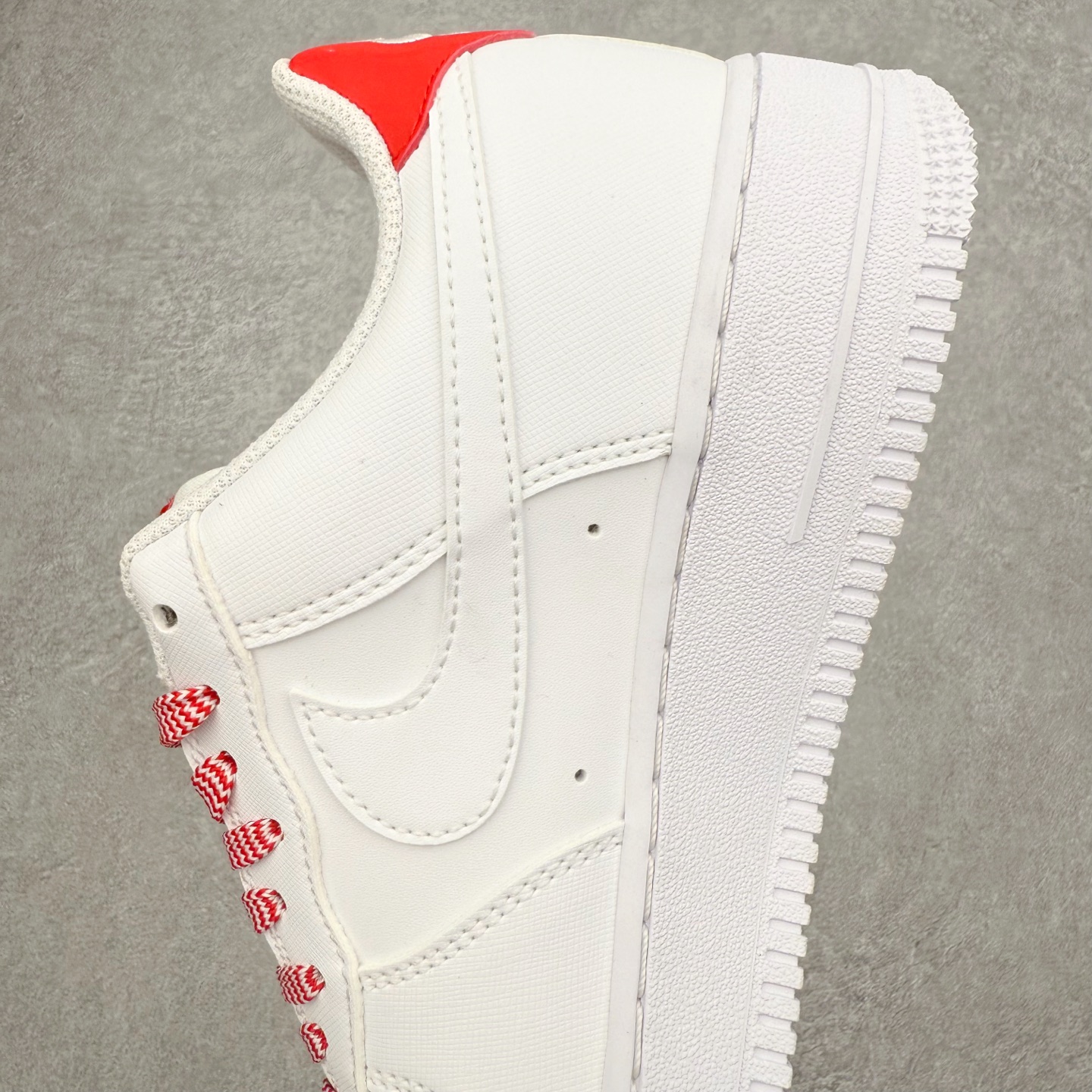 图片[7]-＃XT纯原 NK Air Force 1 Low 空军一号时尚舒适防滑耐磨低帮板鞋 IB7167-103 顶级批次 2022全新楦头鞋型 鱼鳞大底 历时开发三个月 清洁度完美 二维码鞋标 内置芯片及solo气垫 大底高度及其弧度依照正品 钢印 logo刺绣 鞋口弧度 鞋头长度 鞋面冲孔 鞋垫背胶及钢印 完美鞋型对比正品 每一处都是细节满满 柔软、弹性十足的缓震性能和出色的中底设计 横跨复古与现代的外型结合 造就出风靡全球 三十多年的Force 1 直到今天还深受青睐 实拍调校N版已经零色差零失真 百分百还原实物色彩所见即所得 不存在货不对板色差等低级问题 选购参考实物拍摄 不混卖不参货 只用心做好货严格选品 承诺混一赔十 尺码：36 36.5 37.5 38 38.5 39 40 40.5 41 42 42.5 43 44 44.5 45-选品中心