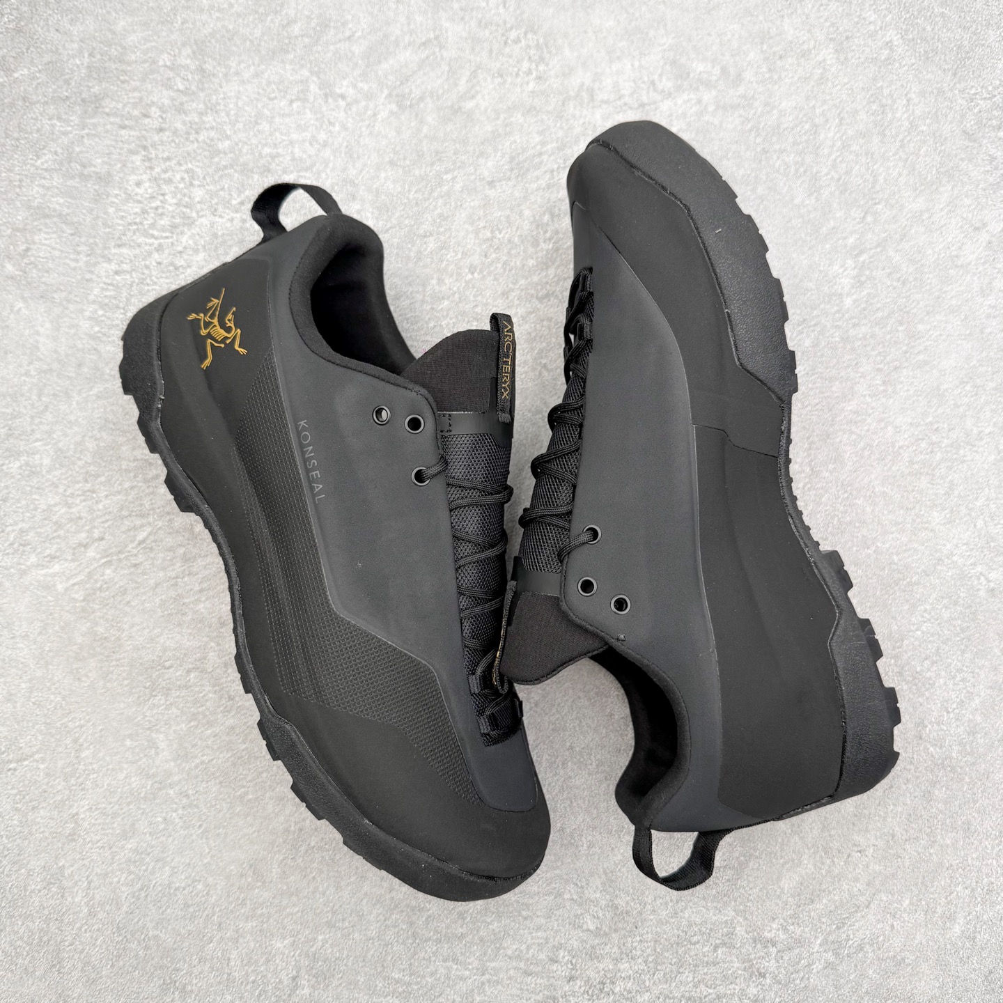 图片[3]-Arcteryx始祖鸟 Konseal 舒适简约百搭 防滑登山徒步鞋 Arcteryx中文名始祖鸟 加拿大户外服饰品牌 1989年创立于加拿大温哥华 始祖鸟来自加拿大海岸山脉 植根高山的专业户外品牌 始终秉承对精湛设计和工艺孜孜以求的准则 从1989年创立至今 Arcteryx始终不断在产品设计与做工上不惜工本 以满足始祖鸟的标准 品质、设计以及精简的理念造就了其良好的性能 并能满足严苛环境下的使用需求 尺码：39 40 41 42 43 44 45-选品中心