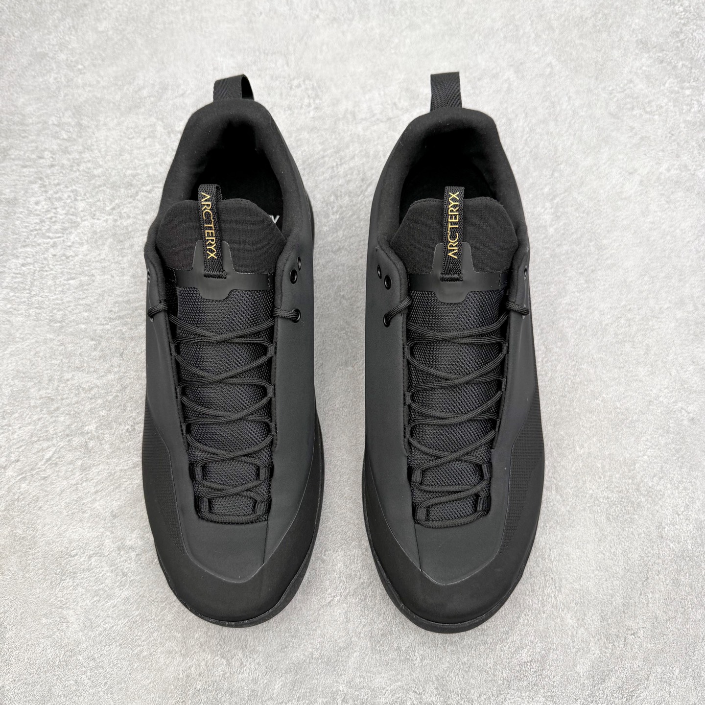 图片[2]-Arcteryx始祖鸟 Konseal 舒适简约百搭 防滑登山徒步鞋 Arcteryx中文名始祖鸟 加拿大户外服饰品牌 1989年创立于加拿大温哥华 始祖鸟来自加拿大海岸山脉 植根高山的专业户外品牌 始终秉承对精湛设计和工艺孜孜以求的准则 从1989年创立至今 Arcteryx始终不断在产品设计与做工上不惜工本 以满足始祖鸟的标准 品质、设计以及精简的理念造就了其良好的性能 并能满足严苛环境下的使用需求 尺码：39 40 41 42 43 44 45-选品中心