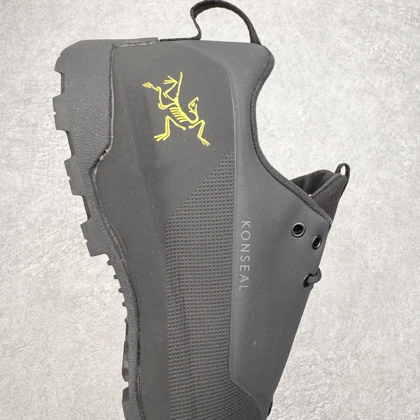 图片[6]-Arcteryx始祖鸟 Konseal 舒适简约百搭 防滑登山徒步鞋 Arcteryx中文名始祖鸟 加拿大户外服饰品牌 1989年创立于加拿大温哥华 始祖鸟来自加拿大海岸山脉 植根高山的专业户外品牌 始终秉承对精湛设计和工艺孜孜以求的准则 从1989年创立至今 Arcteryx始终不断在产品设计与做工上不惜工本 以满足始祖鸟的标准 品质、设计以及精简的理念造就了其良好的性能 并能满足严苛环境下的使用需求 尺码：39 40 41 42 43 44 45-选品中心