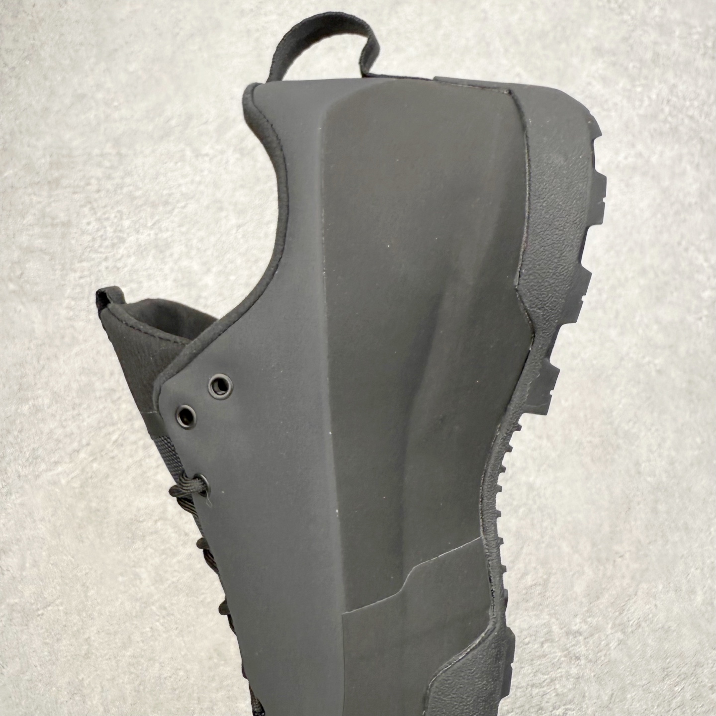 图片[7]-Arcteryx始祖鸟 Konseal 舒适简约百搭 防滑登山徒步鞋 Arcteryx中文名始祖鸟 加拿大户外服饰品牌 1989年创立于加拿大温哥华 始祖鸟来自加拿大海岸山脉 植根高山的专业户外品牌 始终秉承对精湛设计和工艺孜孜以求的准则 从1989年创立至今 Arcteryx始终不断在产品设计与做工上不惜工本 以满足始祖鸟的标准 品质、设计以及精简的理念造就了其良好的性能 并能满足严苛环境下的使用需求 尺码：39 40 41 42 43 44 45-选品中心