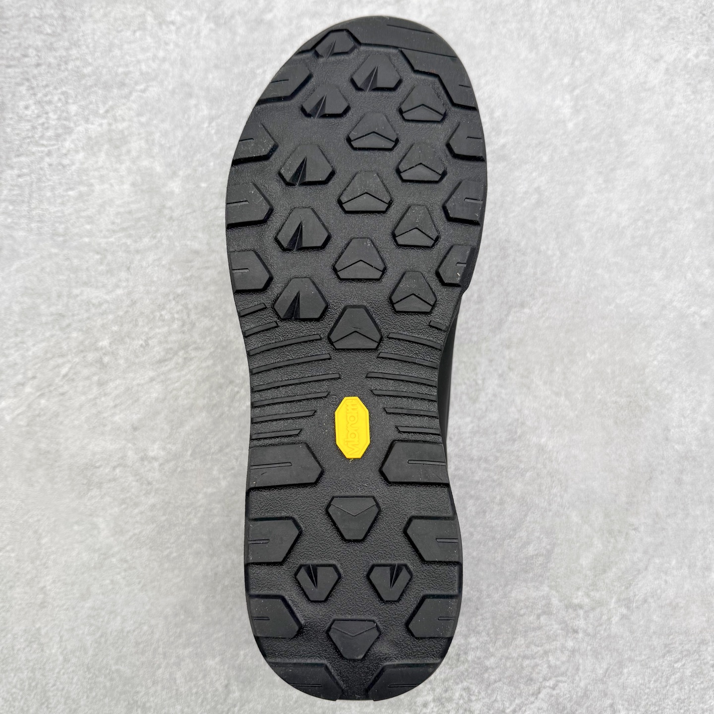 图片[9]-Arcteryx始祖鸟 Konseal 舒适简约百搭 防滑登山徒步鞋 Arcteryx中文名始祖鸟 加拿大户外服饰品牌 1989年创立于加拿大温哥华 始祖鸟来自加拿大海岸山脉 植根高山的专业户外品牌 始终秉承对精湛设计和工艺孜孜以求的准则 从1989年创立至今 Arcteryx始终不断在产品设计与做工上不惜工本 以满足始祖鸟的标准 品质、设计以及精简的理念造就了其良好的性能 并能满足严苛环境下的使用需求 尺码：39 40 41 42 43 44 45-选品中心