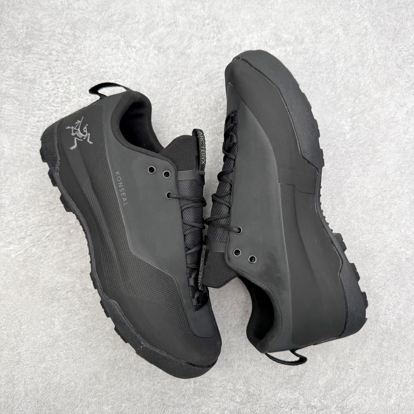 图片[3]-Arcteryx始祖鸟 Konseal 舒适简约百搭 防滑登山徒步鞋 Arcteryx中文名始祖鸟 加拿大户外服饰品牌 1989年创立于加拿大温哥华 始祖鸟来自加拿大海岸山脉 植根高山的专业户外品牌 始终秉承对精湛设计和工艺孜孜以求的准则 从1989年创立至今 Arcteryx始终不断在产品设计与做工上不惜工本 以满足始祖鸟的标准 品质、设计以及精简的理念造就了其良好的性能 并能满足严苛环境下的使用需求 尺码：39 40 41 42 43 44 45-选品中心