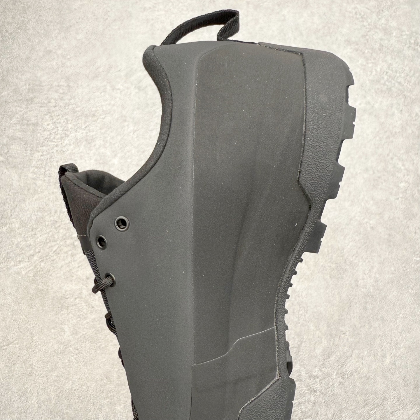 图片[7]-Arcteryx始祖鸟 Konseal 舒适简约百搭 防滑登山徒步鞋 Arcteryx中文名始祖鸟 加拿大户外服饰品牌 1989年创立于加拿大温哥华 始祖鸟来自加拿大海岸山脉 植根高山的专业户外品牌 始终秉承对精湛设计和工艺孜孜以求的准则 从1989年创立至今 Arcteryx始终不断在产品设计与做工上不惜工本 以满足始祖鸟的标准 品质、设计以及精简的理念造就了其良好的性能 并能满足严苛环境下的使用需求 尺码：39 40 41 42 43 44 45-选品中心