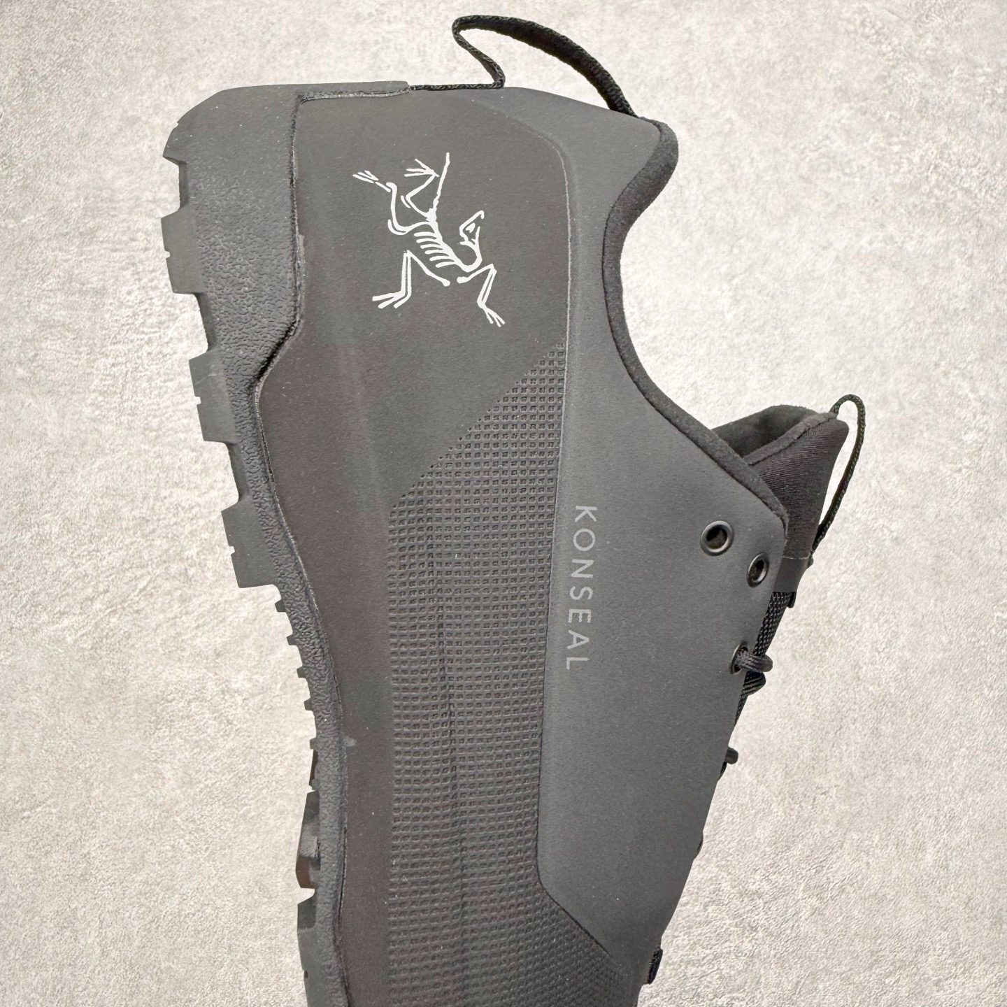 图片[6]-Arcteryx始祖鸟 Konseal 舒适简约百搭 防滑登山徒步鞋 Arcteryx中文名始祖鸟 加拿大户外服饰品牌 1989年创立于加拿大温哥华 始祖鸟来自加拿大海岸山脉 植根高山的专业户外品牌 始终秉承对精湛设计和工艺孜孜以求的准则 从1989年创立至今 Arcteryx始终不断在产品设计与做工上不惜工本 以满足始祖鸟的标准 品质、设计以及精简的理念造就了其良好的性能 并能满足严苛环境下的使用需求 尺码：39 40 41 42 43 44 45-选品中心