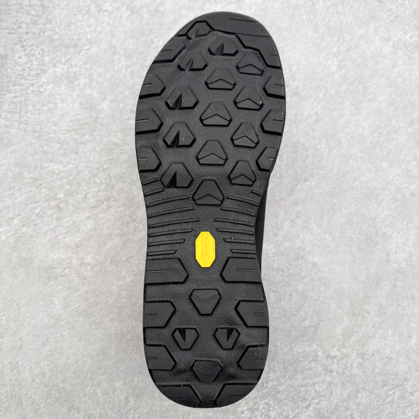 图片[9]-Arcteryx始祖鸟 Konseal 舒适简约百搭 防滑登山徒步鞋 Arcteryx中文名始祖鸟 加拿大户外服饰品牌 1989年创立于加拿大温哥华 始祖鸟来自加拿大海岸山脉 植根高山的专业户外品牌 始终秉承对精湛设计和工艺孜孜以求的准则 从1989年创立至今 Arcteryx始终不断在产品设计与做工上不惜工本 以满足始祖鸟的标准 品质、设计以及精简的理念造就了其良好的性能 并能满足严苛环境下的使用需求 尺码：39 40 41 42 43 44 45-选品中心