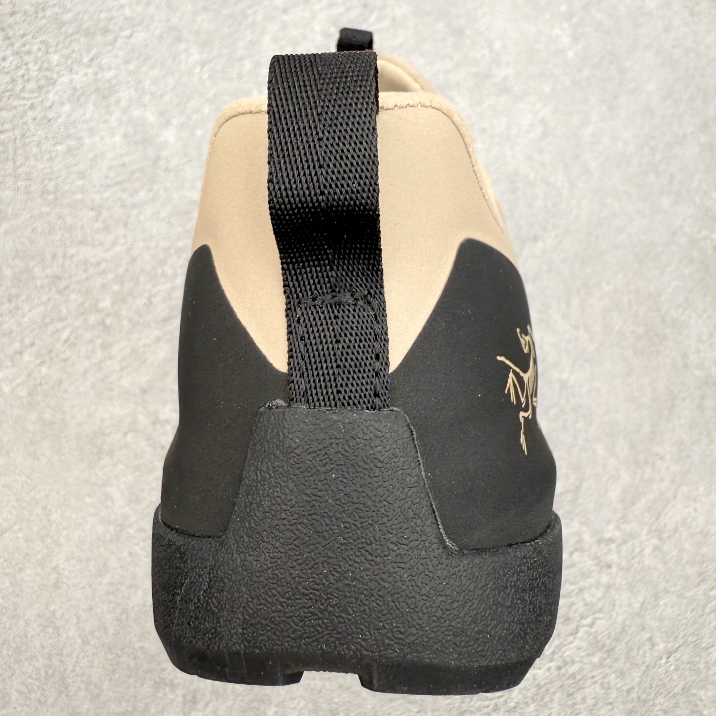 图片[8]-Arcteryx始祖鸟 Konseal 舒适简约百搭 防滑登山徒步鞋 Arcteryx中文名始祖鸟 加拿大户外服饰品牌 1989年创立于加拿大温哥华 始祖鸟来自加拿大海岸山脉 植根高山的专业户外品牌 始终秉承对精湛设计和工艺孜孜以求的准则 从1989年创立至今 Arcteryx始终不断在产品设计与做工上不惜工本 以满足始祖鸟的标准 品质、设计以及精简的理念造就了其良好的性能 并能满足严苛环境下的使用需求 尺码：39 40 41 42 43 44 45-选品中心