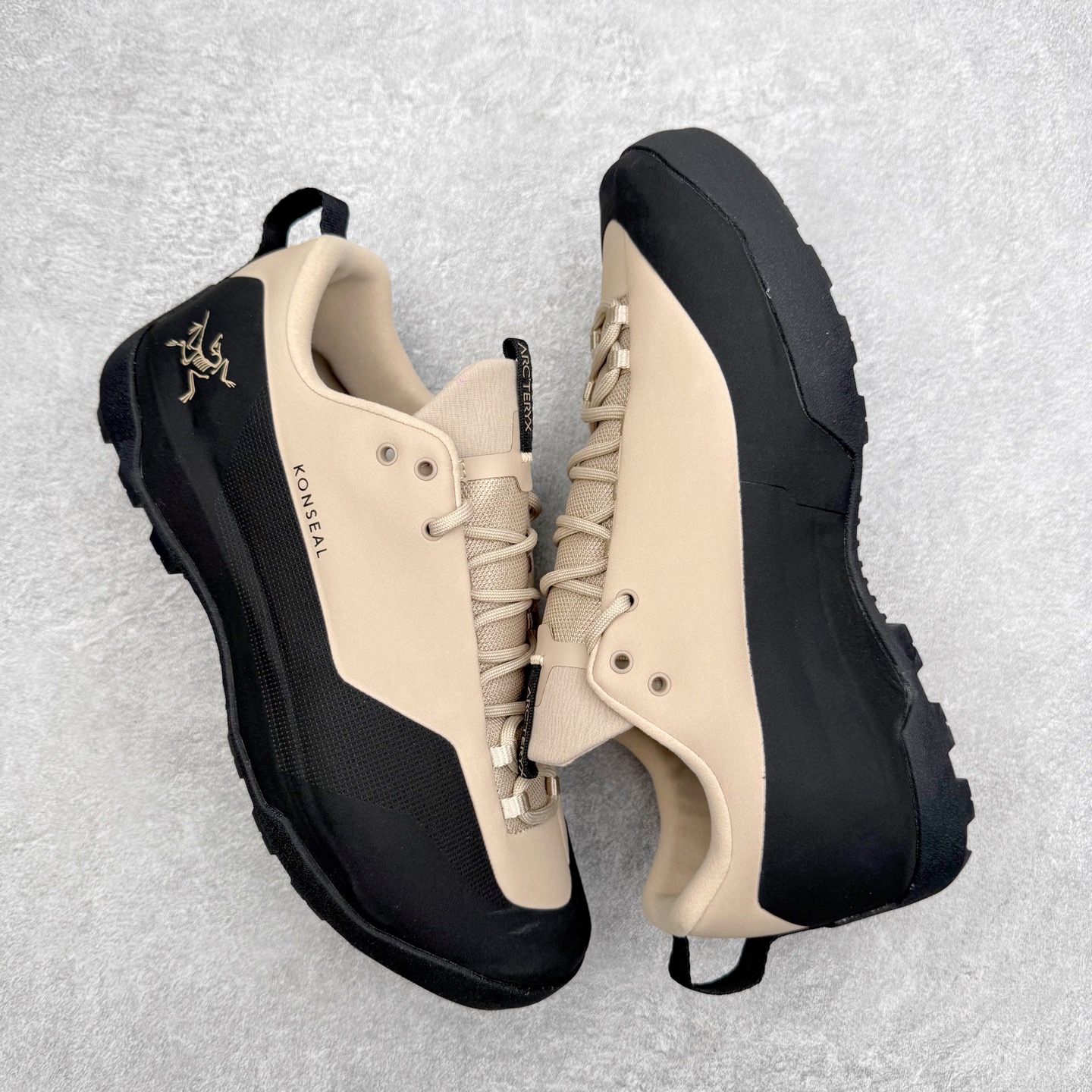 图片[3]-Arcteryx始祖鸟 Konseal 舒适简约百搭 防滑登山徒步鞋 Arcteryx中文名始祖鸟 加拿大户外服饰品牌 1989年创立于加拿大温哥华 始祖鸟来自加拿大海岸山脉 植根高山的专业户外品牌 始终秉承对精湛设计和工艺孜孜以求的准则 从1989年创立至今 Arcteryx始终不断在产品设计与做工上不惜工本 以满足始祖鸟的标准 品质、设计以及精简的理念造就了其良好的性能 并能满足严苛环境下的使用需求 尺码：39 40 41 42 43 44 45-选品中心