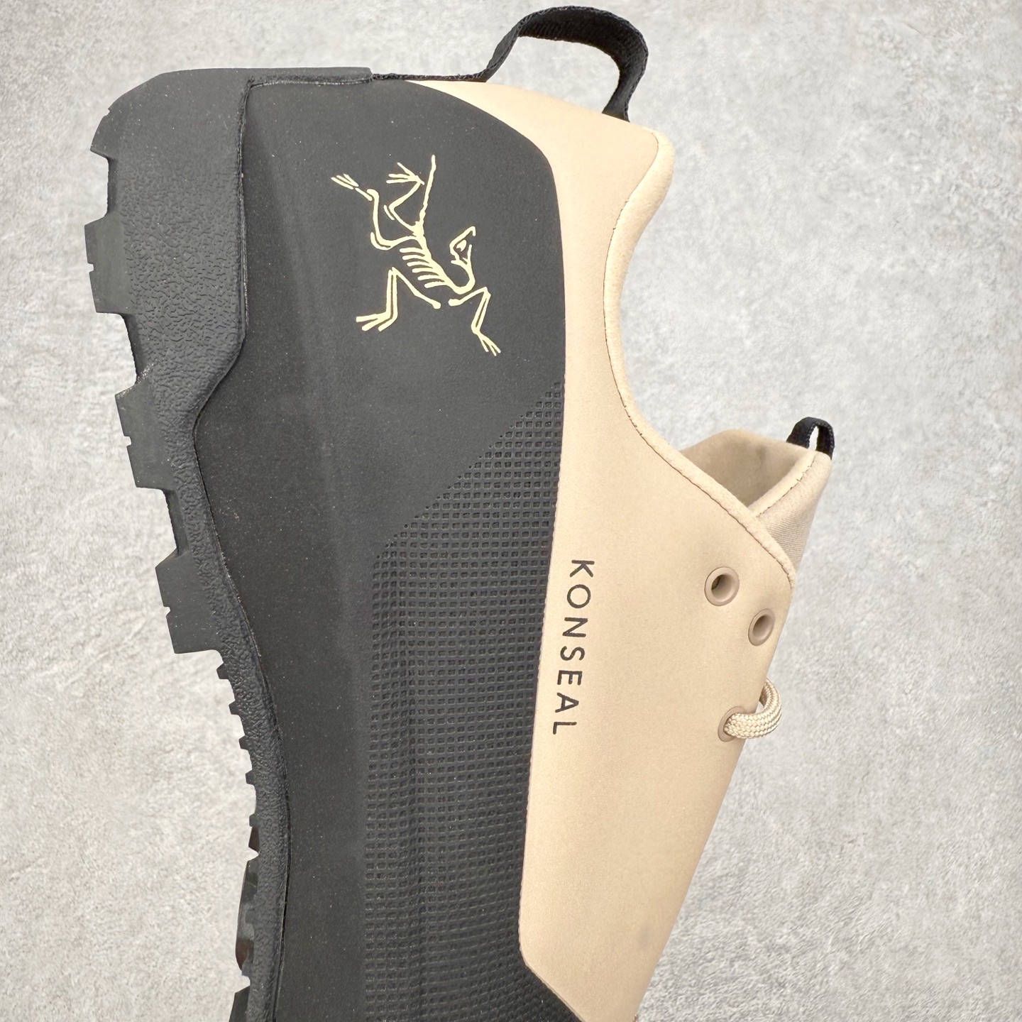 图片[6]-Arcteryx始祖鸟 Konseal 舒适简约百搭 防滑登山徒步鞋 Arcteryx中文名始祖鸟 加拿大户外服饰品牌 1989年创立于加拿大温哥华 始祖鸟来自加拿大海岸山脉 植根高山的专业户外品牌 始终秉承对精湛设计和工艺孜孜以求的准则 从1989年创立至今 Arcteryx始终不断在产品设计与做工上不惜工本 以满足始祖鸟的标准 品质、设计以及精简的理念造就了其良好的性能 并能满足严苛环境下的使用需求 尺码：39 40 41 42 43 44 45-选品中心