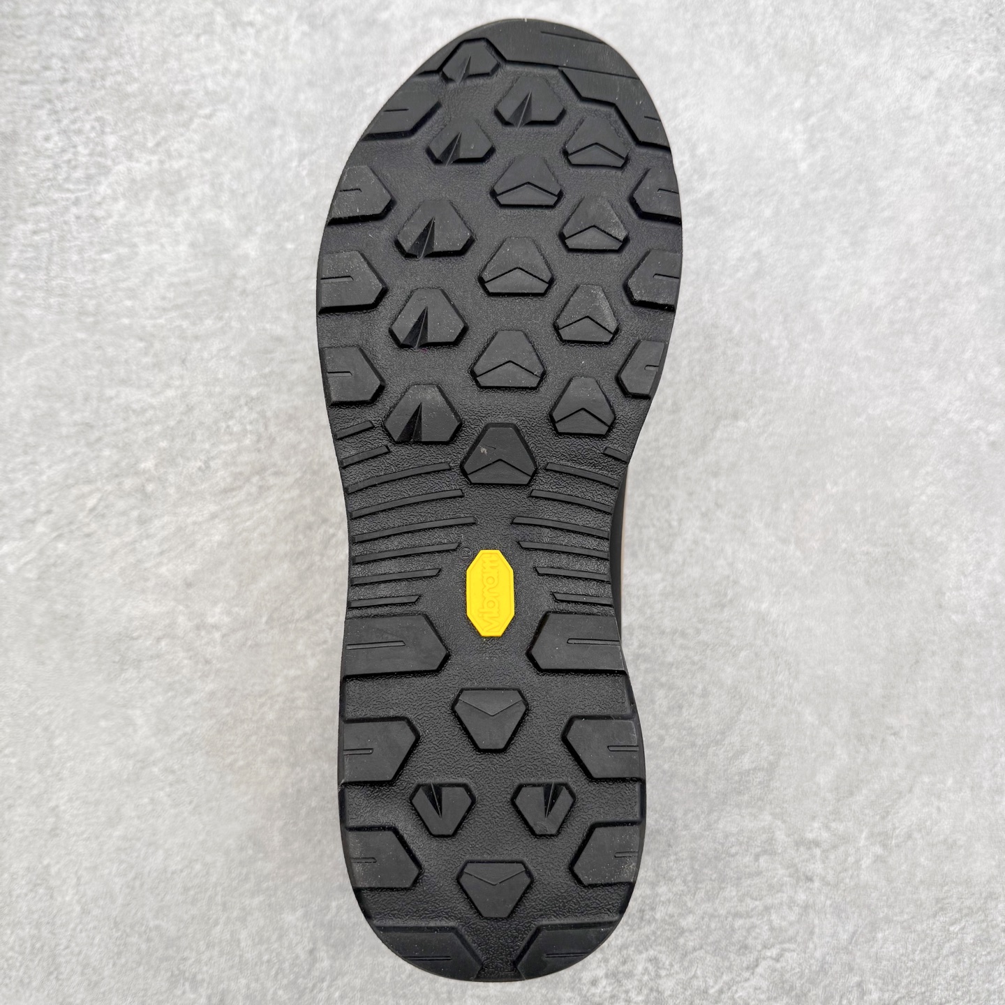 图片[9]-Arcteryx始祖鸟 Konseal 舒适简约百搭 防滑登山徒步鞋 Arcteryx中文名始祖鸟 加拿大户外服饰品牌 1989年创立于加拿大温哥华 始祖鸟来自加拿大海岸山脉 植根高山的专业户外品牌 始终秉承对精湛设计和工艺孜孜以求的准则 从1989年创立至今 Arcteryx始终不断在产品设计与做工上不惜工本 以满足始祖鸟的标准 品质、设计以及精简的理念造就了其良好的性能 并能满足严苛环境下的使用需求 尺码：39 40 41 42 43 44 45-选品中心