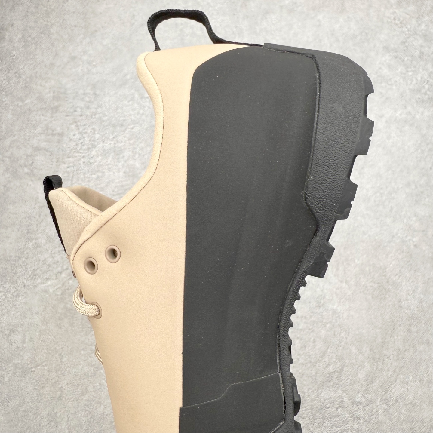 图片[7]-Arcteryx始祖鸟 Konseal 舒适简约百搭 防滑登山徒步鞋 Arcteryx中文名始祖鸟 加拿大户外服饰品牌 1989年创立于加拿大温哥华 始祖鸟来自加拿大海岸山脉 植根高山的专业户外品牌 始终秉承对精湛设计和工艺孜孜以求的准则 从1989年创立至今 Arcteryx始终不断在产品设计与做工上不惜工本 以满足始祖鸟的标准 品质、设计以及精简的理念造就了其良好的性能 并能满足严苛环境下的使用需求 尺码：39 40 41 42 43 44 45-选品中心