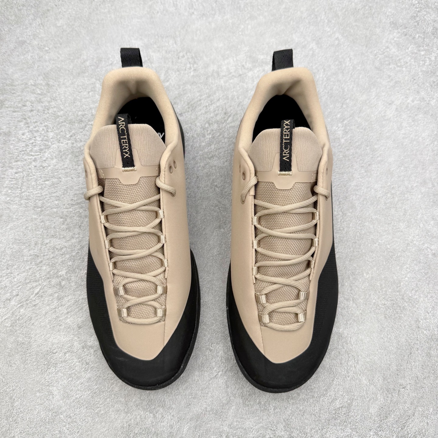 图片[2]-Arcteryx始祖鸟 Konseal 舒适简约百搭 防滑登山徒步鞋 Arcteryx中文名始祖鸟 加拿大户外服饰品牌 1989年创立于加拿大温哥华 始祖鸟来自加拿大海岸山脉 植根高山的专业户外品牌 始终秉承对精湛设计和工艺孜孜以求的准则 从1989年创立至今 Arcteryx始终不断在产品设计与做工上不惜工本 以满足始祖鸟的标准 品质、设计以及精简的理念造就了其良好的性能 并能满足严苛环境下的使用需求 尺码：39 40 41 42 43 44 45-选品中心