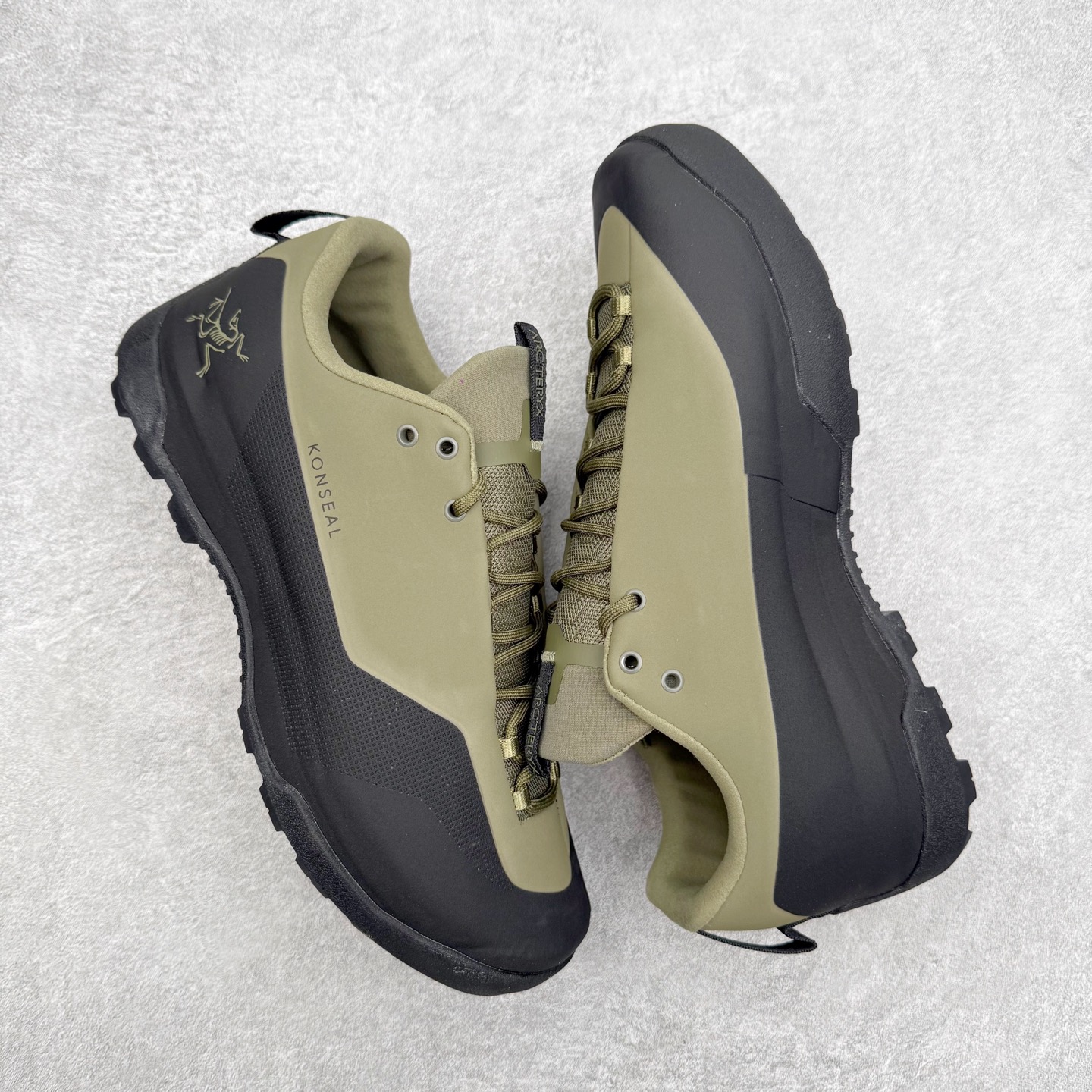 图片[3]-Arcteryx始祖鸟 Konseal 舒适简约百搭 防滑登山徒步鞋 Arcteryx中文名始祖鸟 加拿大户外服饰品牌 1989年创立于加拿大温哥华 始祖鸟来自加拿大海岸山脉 植根高山的专业户外品牌 始终秉承对精湛设计和工艺孜孜以求的准则 从1989年创立至今 Arcteryx始终不断在产品设计与做工上不惜工本 以满足始祖鸟的标准 品质、设计以及精简的理念造就了其良好的性能 并能满足严苛环境下的使用需求 尺码：39 40 41 42 43 44 45-选品中心