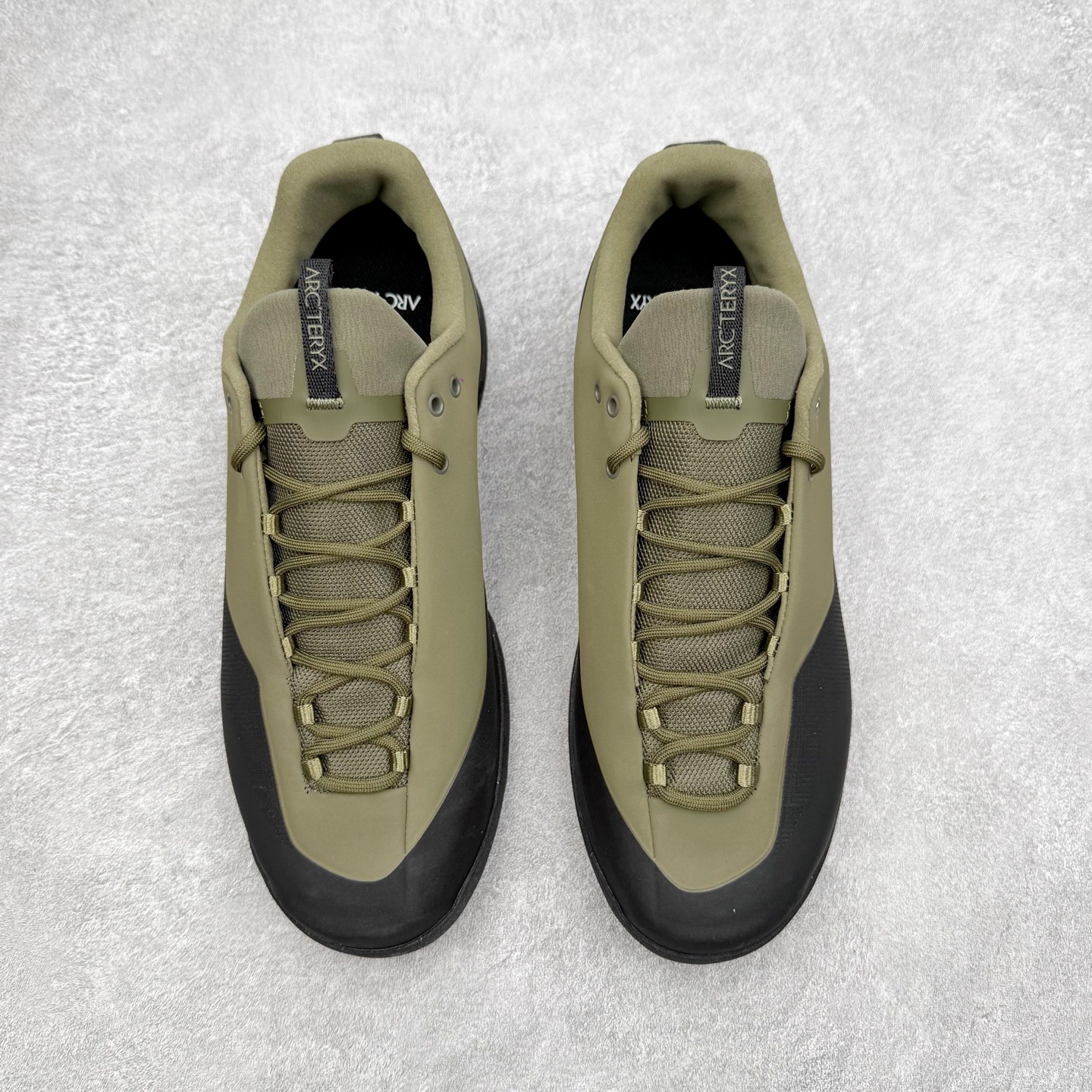 图片[2]-Arcteryx始祖鸟 Konseal 舒适简约百搭 防滑登山徒步鞋 Arcteryx中文名始祖鸟 加拿大户外服饰品牌 1989年创立于加拿大温哥华 始祖鸟来自加拿大海岸山脉 植根高山的专业户外品牌 始终秉承对精湛设计和工艺孜孜以求的准则 从1989年创立至今 Arcteryx始终不断在产品设计与做工上不惜工本 以满足始祖鸟的标准 品质、设计以及精简的理念造就了其良好的性能 并能满足严苛环境下的使用需求 尺码：39 40 41 42 43 44 45-选品中心