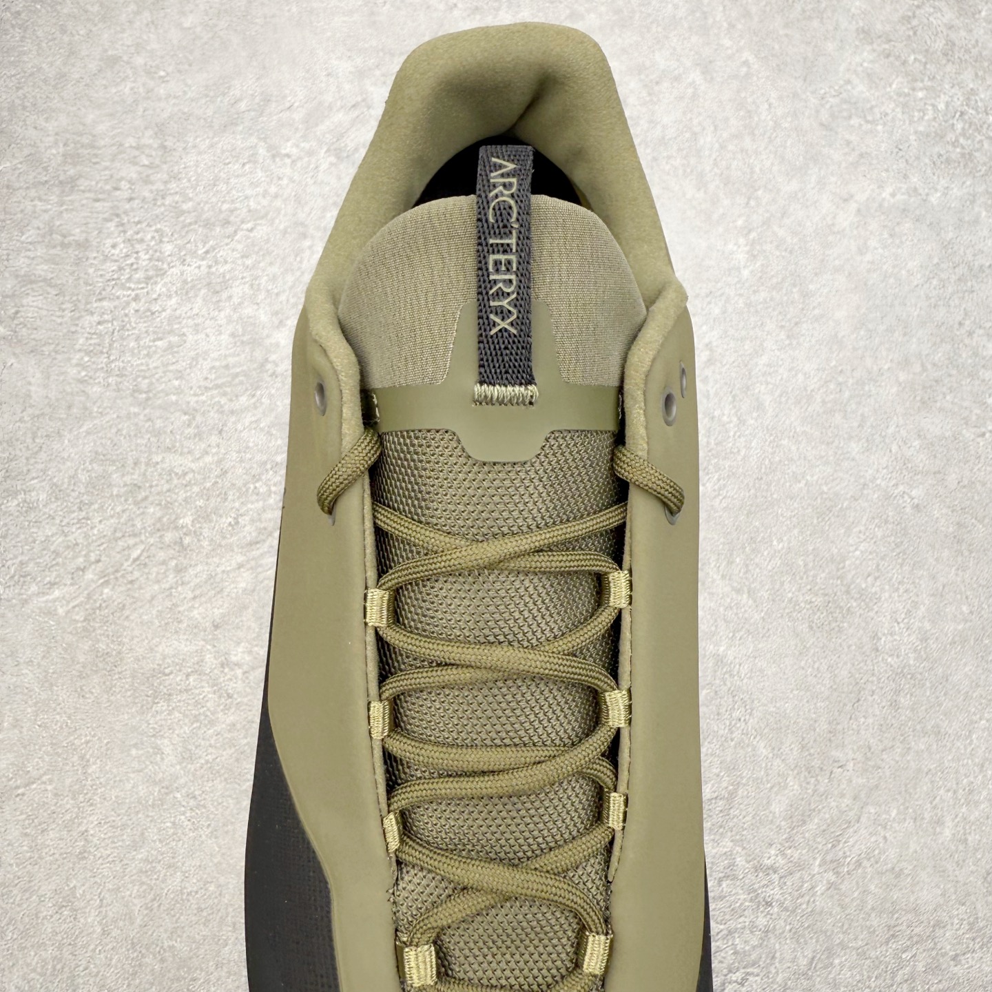 图片[5]-Arcteryx始祖鸟 Konseal 舒适简约百搭 防滑登山徒步鞋 Arcteryx中文名始祖鸟 加拿大户外服饰品牌 1989年创立于加拿大温哥华 始祖鸟来自加拿大海岸山脉 植根高山的专业户外品牌 始终秉承对精湛设计和工艺孜孜以求的准则 从1989年创立至今 Arcteryx始终不断在产品设计与做工上不惜工本 以满足始祖鸟的标准 品质、设计以及精简的理念造就了其良好的性能 并能满足严苛环境下的使用需求 尺码：39 40 41 42 43 44 45-选品中心