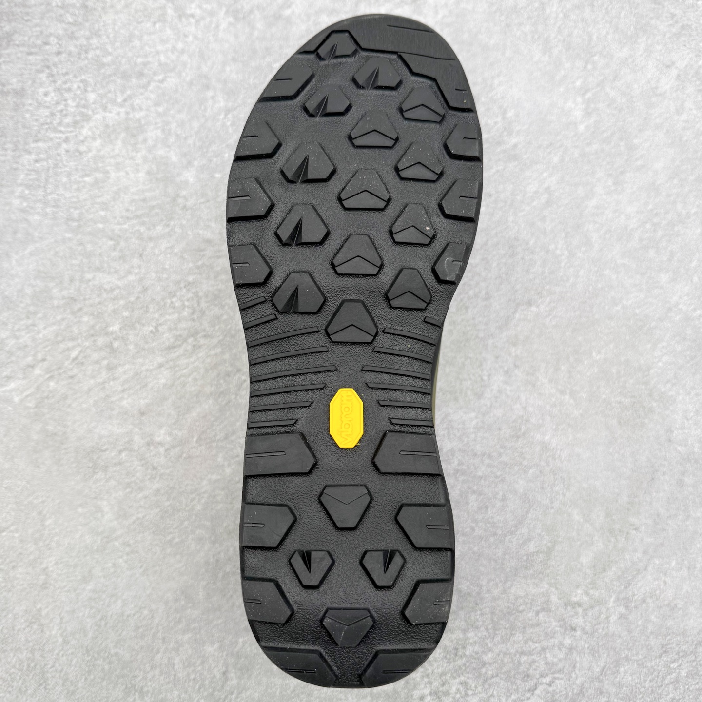 图片[9]-Arcteryx始祖鸟 Konseal 舒适简约百搭 防滑登山徒步鞋 Arcteryx中文名始祖鸟 加拿大户外服饰品牌 1989年创立于加拿大温哥华 始祖鸟来自加拿大海岸山脉 植根高山的专业户外品牌 始终秉承对精湛设计和工艺孜孜以求的准则 从1989年创立至今 Arcteryx始终不断在产品设计与做工上不惜工本 以满足始祖鸟的标准 品质、设计以及精简的理念造就了其良好的性能 并能满足严苛环境下的使用需求 尺码：39 40 41 42 43 44 45-选品中心