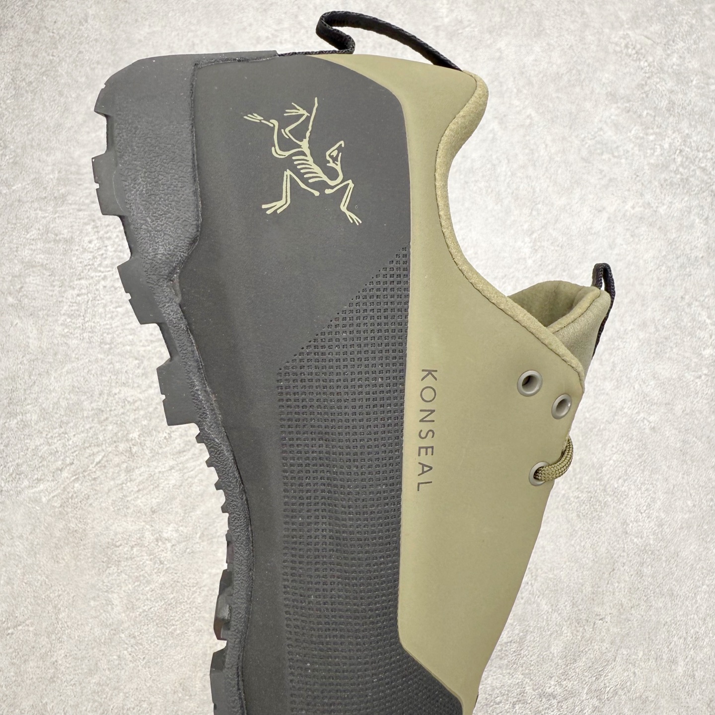 图片[6]-Arcteryx始祖鸟 Konseal 舒适简约百搭 防滑登山徒步鞋 Arcteryx中文名始祖鸟 加拿大户外服饰品牌 1989年创立于加拿大温哥华 始祖鸟来自加拿大海岸山脉 植根高山的专业户外品牌 始终秉承对精湛设计和工艺孜孜以求的准则 从1989年创立至今 Arcteryx始终不断在产品设计与做工上不惜工本 以满足始祖鸟的标准 品质、设计以及精简的理念造就了其良好的性能 并能满足严苛环境下的使用需求 尺码：39 40 41 42 43 44 45-选品中心