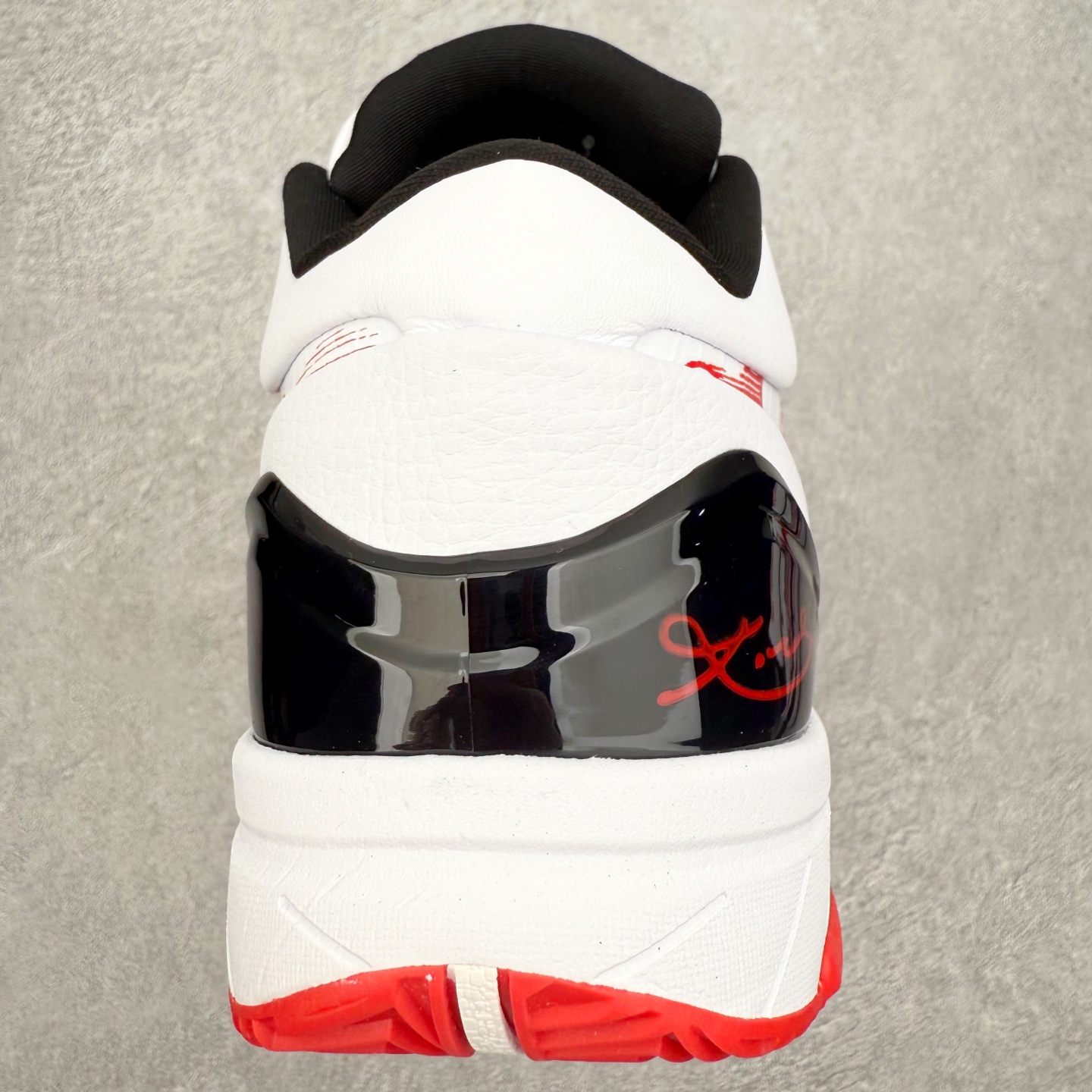 图片[8]-NK Zoom Kobe 4 Protro 科比四代实战篮球鞋 马年定制CYN配色 Eric Avar 这一次在设计中将轻盈发挥到了极致 鞋面采用了更加轻盈、更加强韧的创新的Flywire 2.0技术 球鞋重量更加轻质 重量仅为10.6盎司 内靴设计也使得穿着更加舒适 中底的配置则依日是可靠的zoom气垫和碳板的搭配 外底有个小细节令人十分喜欢 将纹路做成了心电图状 寓意科比对于篮球的喜爱 尺码：40 40.5 41 42 42.5 43 44 44.5 45 46-选品中心