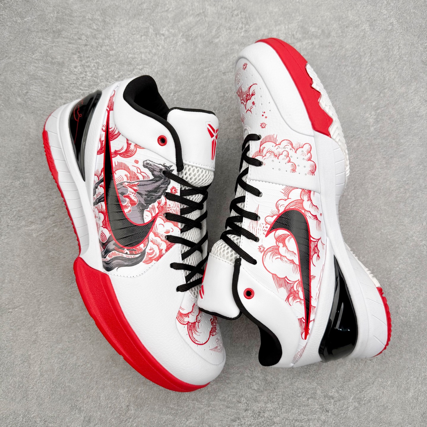 图片[3]-NK Zoom Kobe 4 Protro 科比四代实战篮球鞋 马年定制CYN配色 Eric Avar 这一次在设计中将轻盈发挥到了极致 鞋面采用了更加轻盈、更加强韧的创新的Flywire 2.0技术 球鞋重量更加轻质 重量仅为10.6盎司 内靴设计也使得穿着更加舒适 中底的配置则依日是可靠的zoom气垫和碳板的搭配 外底有个小细节令人十分喜欢 将纹路做成了心电图状 寓意科比对于篮球的喜爱 尺码：40 40.5 41 42 42.5 43 44 44.5 45 46-选品中心