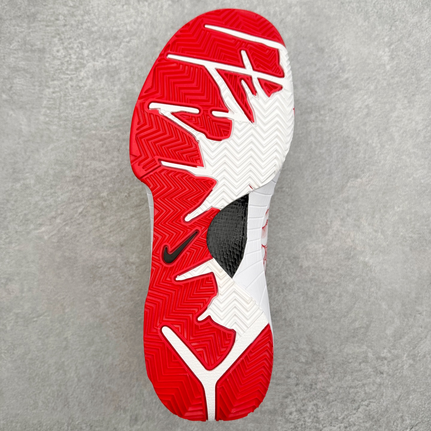 图片[9]-NK Zoom Kobe 4 Protro 科比四代实战篮球鞋 马年定制CYN配色 Eric Avar 这一次在设计中将轻盈发挥到了极致 鞋面采用了更加轻盈、更加强韧的创新的Flywire 2.0技术 球鞋重量更加轻质 重量仅为10.6盎司 内靴设计也使得穿着更加舒适 中底的配置则依日是可靠的zoom气垫和碳板的搭配 外底有个小细节令人十分喜欢 将纹路做成了心电图状 寓意科比对于篮球的喜爱 尺码：40 40.5 41 42 42.5 43 44 44.5 45 46-选品中心