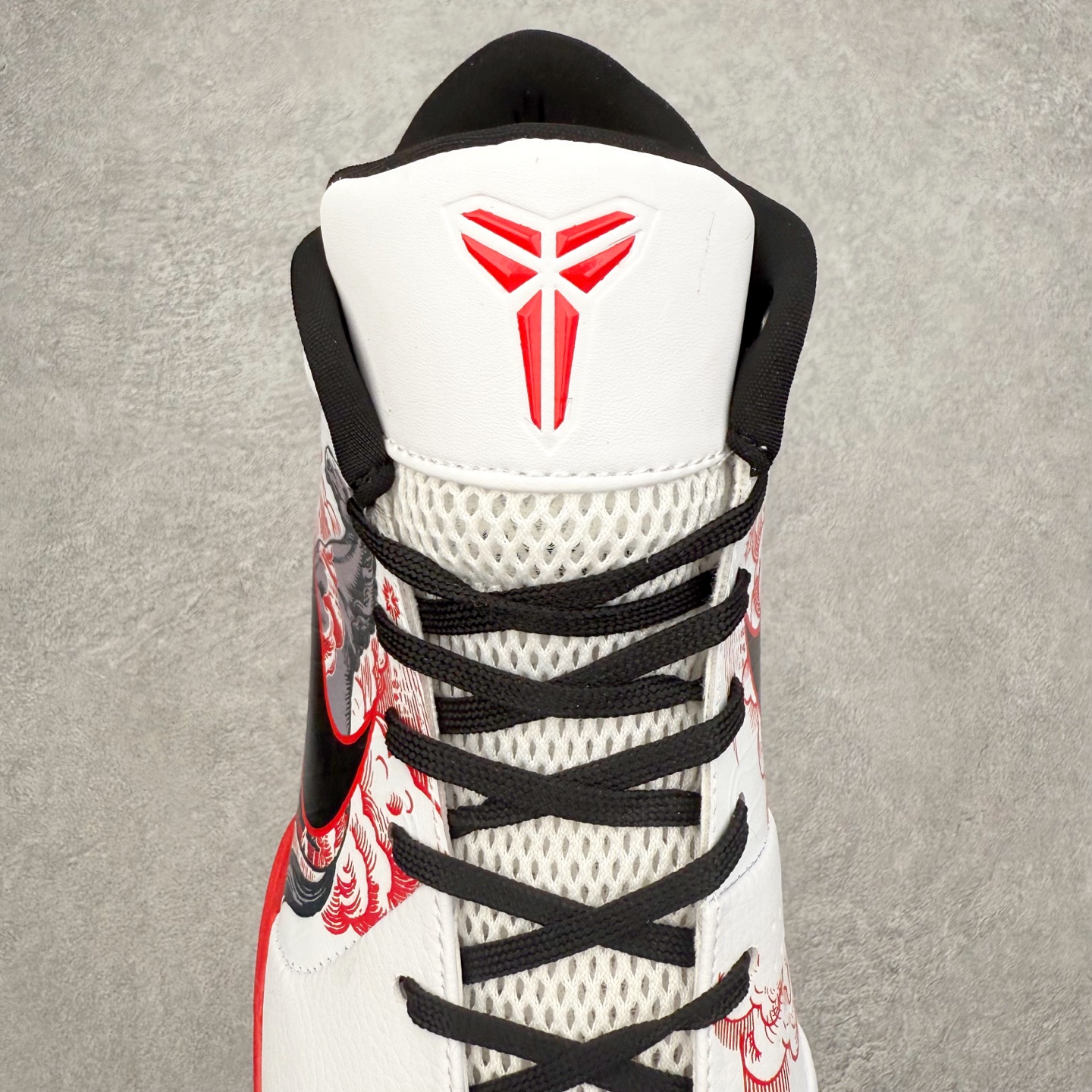 图片[5]-NK Zoom Kobe 4 Protro 科比四代实战篮球鞋 马年定制CYN配色 Eric Avar 这一次在设计中将轻盈发挥到了极致 鞋面采用了更加轻盈、更加强韧的创新的Flywire 2.0技术 球鞋重量更加轻质 重量仅为10.6盎司 内靴设计也使得穿着更加舒适 中底的配置则依日是可靠的zoom气垫和碳板的搭配 外底有个小细节令人十分喜欢 将纹路做成了心电图状 寓意科比对于篮球的喜爱 尺码：40 40.5 41 42 42.5 43 44 44.5 45 46-选品中心