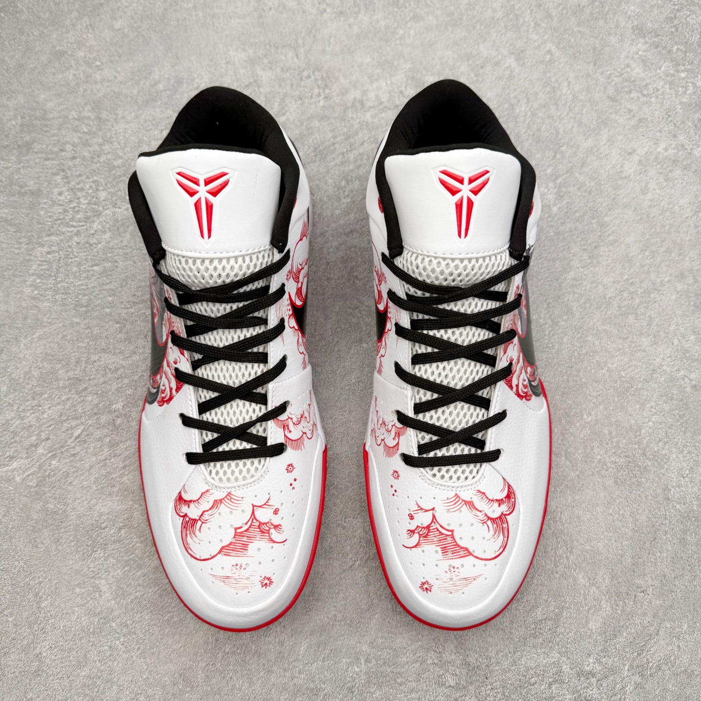 图片[2]-NK Zoom Kobe 4 Protro 科比四代实战篮球鞋 马年定制CYN配色 Eric Avar 这一次在设计中将轻盈发挥到了极致 鞋面采用了更加轻盈、更加强韧的创新的Flywire 2.0技术 球鞋重量更加轻质 重量仅为10.6盎司 内靴设计也使得穿着更加舒适 中底的配置则依日是可靠的zoom气垫和碳板的搭配 外底有个小细节令人十分喜欢 将纹路做成了心电图状 寓意科比对于篮球的喜爱 尺码：40 40.5 41 42 42.5 43 44 44.5 45 46-选品中心