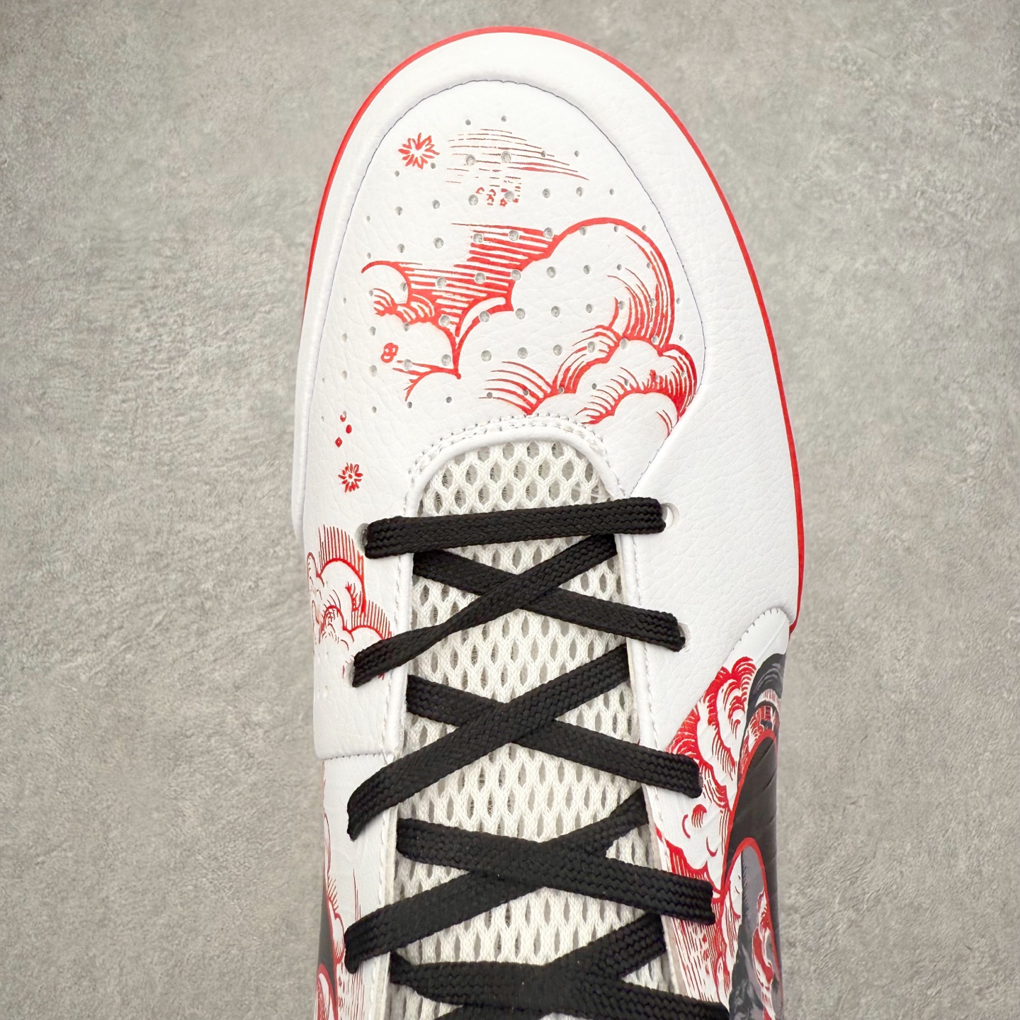 图片[4]-NK Zoom Kobe 4 Protro 科比四代实战篮球鞋 马年定制CYN配色 Eric Avar 这一次在设计中将轻盈发挥到了极致 鞋面采用了更加轻盈、更加强韧的创新的Flywire 2.0技术 球鞋重量更加轻质 重量仅为10.6盎司 内靴设计也使得穿着更加舒适 中底的配置则依日是可靠的zoom气垫和碳板的搭配 外底有个小细节令人十分喜欢 将纹路做成了心电图状 寓意科比对于篮球的喜爱 尺码：40 40.5 41 42 42.5 43 44 44.5 45 46-选品中心