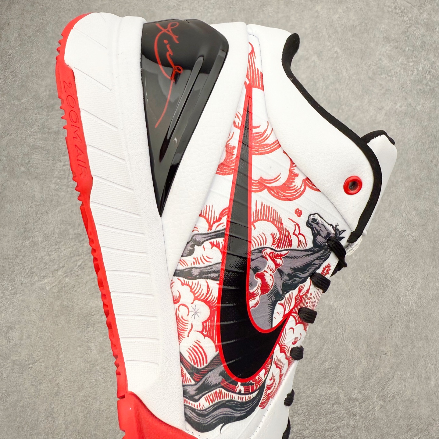 图片[6]-NK Zoom Kobe 4 Protro 科比四代实战篮球鞋 马年定制CYN配色 Eric Avar 这一次在设计中将轻盈发挥到了极致 鞋面采用了更加轻盈、更加强韧的创新的Flywire 2.0技术 球鞋重量更加轻质 重量仅为10.6盎司 内靴设计也使得穿着更加舒适 中底的配置则依日是可靠的zoom气垫和碳板的搭配 外底有个小细节令人十分喜欢 将纹路做成了心电图状 寓意科比对于篮球的喜爱 尺码：40 40.5 41 42 42.5 43 44 44.5 45 46-选品中心