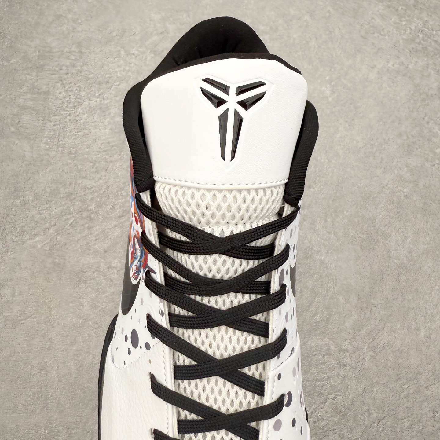 图片[5]-NK Zoom Kobe 4 Protro 科比四代实战篮球鞋 马年定制CYN配色 Eric Avar 这一次在设计中将轻盈发挥到了极致 鞋面采用了更加轻盈、更加强韧的创新的Flywire 2.0技术 球鞋重量更加轻质 重量仅为10.6盎司 内靴设计也使得穿着更加舒适 中底的配置则依日是可靠的zoom气垫和碳板的搭配 外底有个小细节令人十分喜欢 将纹路做成了心电图状 寓意科比对于篮球的喜爱 尺码：40 40.5 41 42 42.5 43 44 44.5 45 46-选品中心