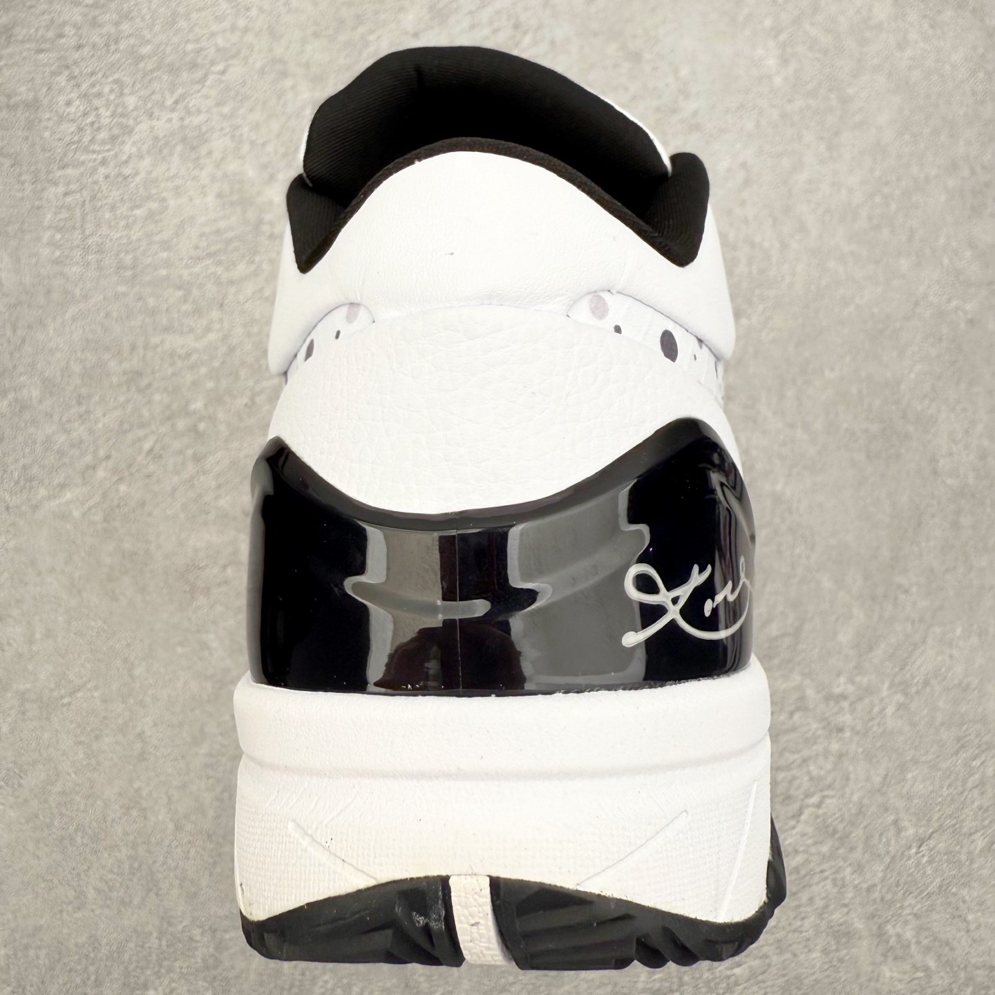 图片[8]-NK Zoom Kobe 4 Protro 科比四代实战篮球鞋 马年定制CYN配色 Eric Avar 这一次在设计中将轻盈发挥到了极致 鞋面采用了更加轻盈、更加强韧的创新的Flywire 2.0技术 球鞋重量更加轻质 重量仅为10.6盎司 内靴设计也使得穿着更加舒适 中底的配置则依日是可靠的zoom气垫和碳板的搭配 外底有个小细节令人十分喜欢 将纹路做成了心电图状 寓意科比对于篮球的喜爱 尺码：40 40.5 41 42 42.5 43 44 44.5 45 46-选品中心