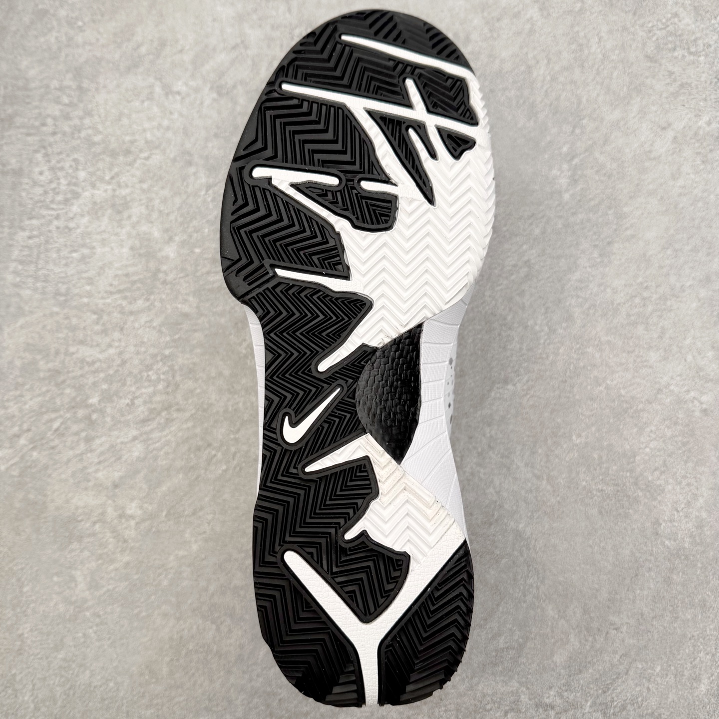 图片[9]-NK Zoom Kobe 4 Protro 科比四代实战篮球鞋 马年定制CYN配色 Eric Avar 这一次在设计中将轻盈发挥到了极致 鞋面采用了更加轻盈、更加强韧的创新的Flywire 2.0技术 球鞋重量更加轻质 重量仅为10.6盎司 内靴设计也使得穿着更加舒适 中底的配置则依日是可靠的zoom气垫和碳板的搭配 外底有个小细节令人十分喜欢 将纹路做成了心电图状 寓意科比对于篮球的喜爱 尺码：40 40.5 41 42 42.5 43 44 44.5 45 46-选品中心