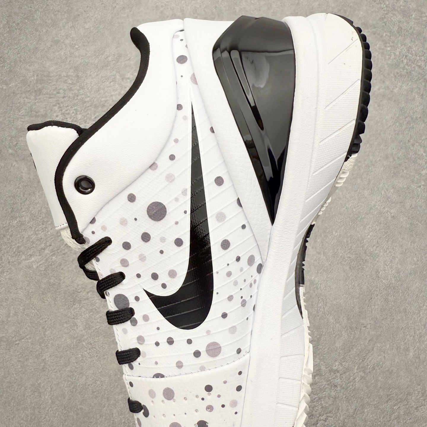 图片[7]-NK Zoom Kobe 4 Protro 科比四代实战篮球鞋 马年定制CYN配色 Eric Avar 这一次在设计中将轻盈发挥到了极致 鞋面采用了更加轻盈、更加强韧的创新的Flywire 2.0技术 球鞋重量更加轻质 重量仅为10.6盎司 内靴设计也使得穿着更加舒适 中底的配置则依日是可靠的zoom气垫和碳板的搭配 外底有个小细节令人十分喜欢 将纹路做成了心电图状 寓意科比对于篮球的喜爱 尺码：40 40.5 41 42 42.5 43 44 44.5 45 46-选品中心