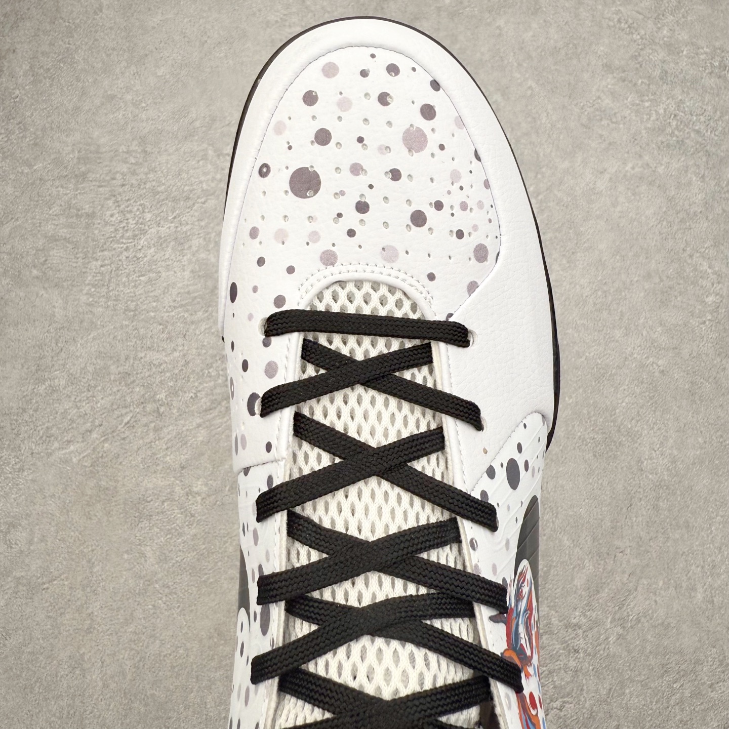 图片[4]-NK Zoom Kobe 4 Protro 科比四代实战篮球鞋 马年定制CYN配色 Eric Avar 这一次在设计中将轻盈发挥到了极致 鞋面采用了更加轻盈、更加强韧的创新的Flywire 2.0技术 球鞋重量更加轻质 重量仅为10.6盎司 内靴设计也使得穿着更加舒适 中底的配置则依日是可靠的zoom气垫和碳板的搭配 外底有个小细节令人十分喜欢 将纹路做成了心电图状 寓意科比对于篮球的喜爱 尺码：40 40.5 41 42 42.5 43 44 44.5 45 46-选品中心