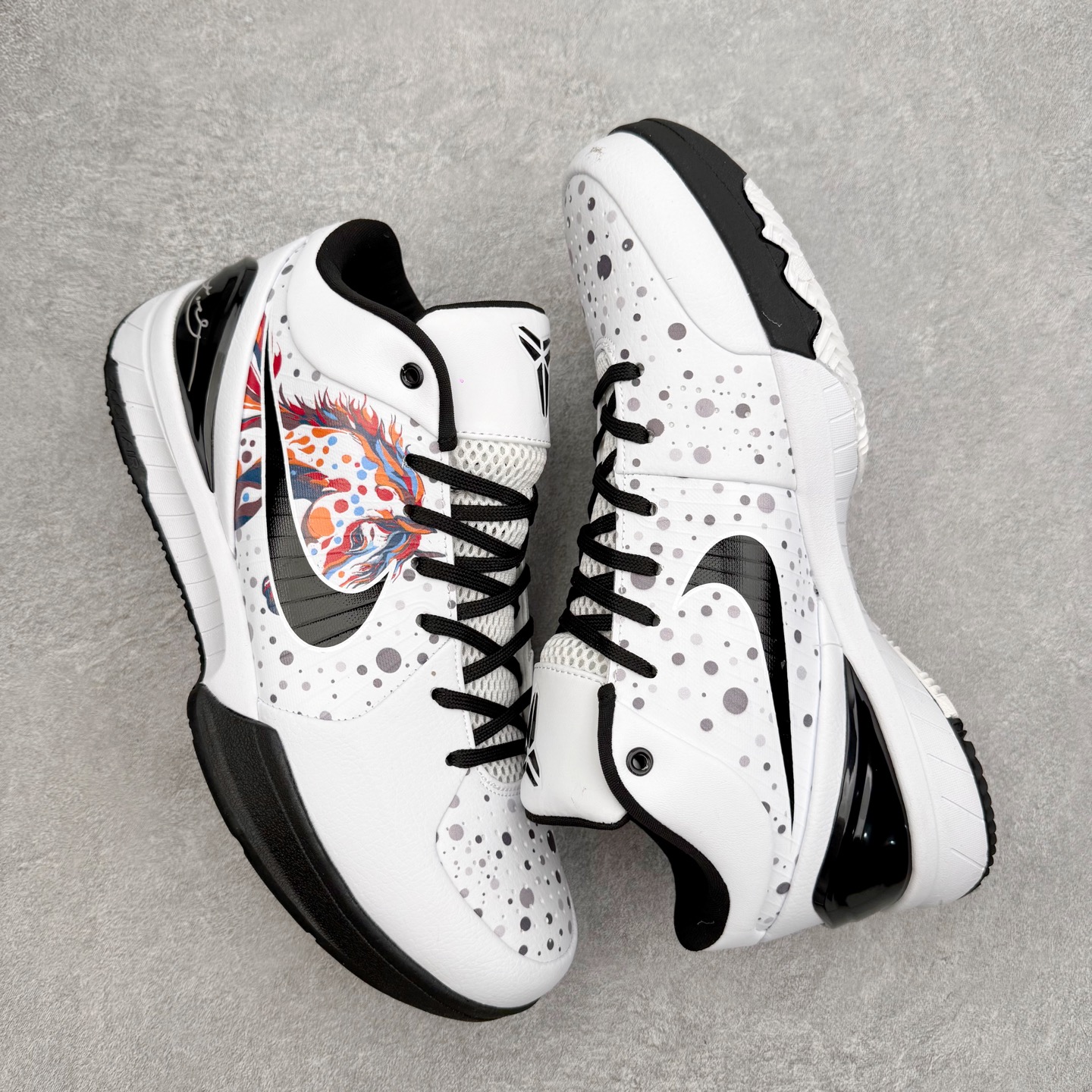 图片[3]-NK Zoom Kobe 4 Protro 科比四代实战篮球鞋 马年定制CYN配色 Eric Avar 这一次在设计中将轻盈发挥到了极致 鞋面采用了更加轻盈、更加强韧的创新的Flywire 2.0技术 球鞋重量更加轻质 重量仅为10.6盎司 内靴设计也使得穿着更加舒适 中底的配置则依日是可靠的zoom气垫和碳板的搭配 外底有个小细节令人十分喜欢 将纹路做成了心电图状 寓意科比对于篮球的喜爱 尺码：40 40.5 41 42 42.5 43 44 44.5 45 46-选品中心