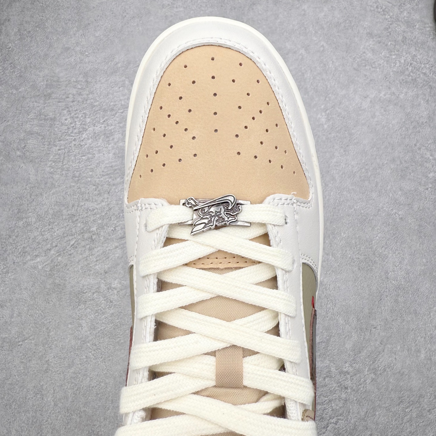 图片[4]-NK Dunk Pegasus Pack 马年限定CNY新年款脱缰系列 舒适贴合低帮板鞋 米褐色 IQ1118-220 这次官方选择从中国古代图腾中汲取灵感，以天马作为主设计元素。可以看到鞋身有大量的细腻刺绣，来表达这一主题。包括鞋舌、鞋垫等各处也都填满了特殊细节，彰显 CNY 的特殊规格。甚至鞋带前端也都是为此次专门设计的造型，带来浓郁的生肖氛围。实力大厂出品 新配色陆续开发 利润个位数只为口碑 全套原纸板楦头开发 确保原汁原味 完美呈现DUNK版型 一比一鞋头弧度高度鞋身弧度 此版本只针对中端市场 皮料材质有所更替 其他数据细节工艺流程均保持一致 绝不口嗨 细节品控鞋型随意对比 独家私模官方第六代原厂航空铝磨具打磨大底 鞋头坡度极致还原 无解鞋型 原盒原配 圈内天花板工艺 原厂玻璃冲刀 超高清洁度 全鞋零毛边皮料切割 原厂中底布点胶 中底布拉帮走线遵循公司 尺码：36 36.5 37.5 38 38.5 39 40 40.5 41 42 42.5 43 44 44.5 45 46-选品中心