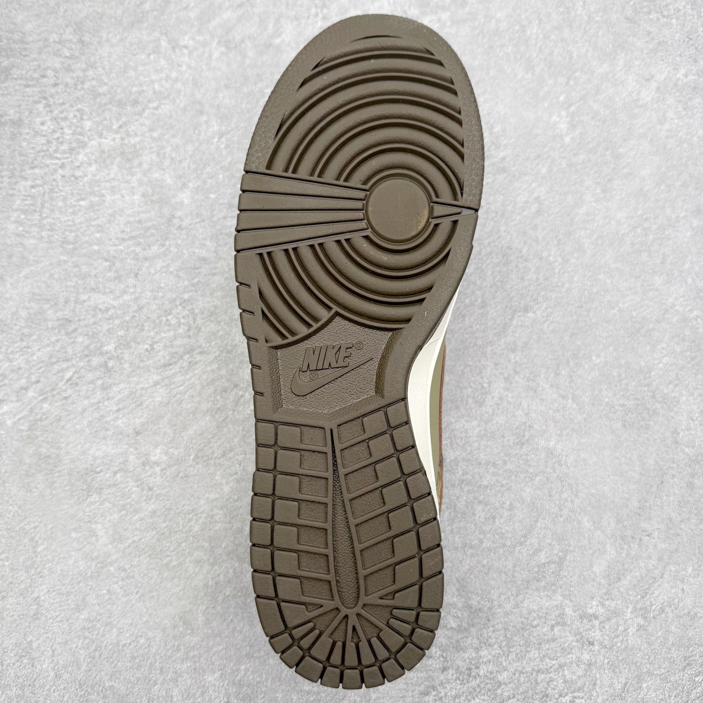 图片[9]-NK Dunk Pegasus Pack 马年限定CNY新年款脱缰系列 舒适贴合低帮板鞋 米褐色 IQ1118-220 这次官方选择从中国古代图腾中汲取灵感，以天马作为主设计元素。可以看到鞋身有大量的细腻刺绣，来表达这一主题。包括鞋舌、鞋垫等各处也都填满了特殊细节，彰显 CNY 的特殊规格。甚至鞋带前端也都是为此次专门设计的造型，带来浓郁的生肖氛围。实力大厂出品 新配色陆续开发 利润个位数只为口碑 全套原纸板楦头开发 确保原汁原味 完美呈现DUNK版型 一比一鞋头弧度高度鞋身弧度 此版本只针对中端市场 皮料材质有所更替 其他数据细节工艺流程均保持一致 绝不口嗨 细节品控鞋型随意对比 独家私模官方第六代原厂航空铝磨具打磨大底 鞋头坡度极致还原 无解鞋型 原盒原配 圈内天花板工艺 原厂玻璃冲刀 超高清洁度 全鞋零毛边皮料切割 原厂中底布点胶 中底布拉帮走线遵循公司 尺码：36 36.5 37.5 38 38.5 39 40 40.5 41 42 42.5 43 44 44.5 45 46-选品中心