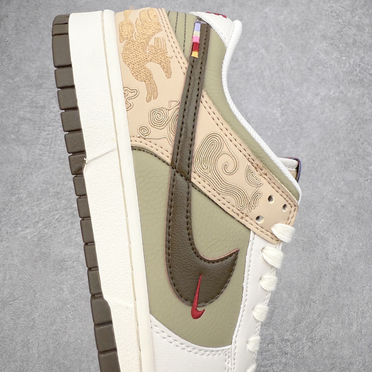 图片[6]-NK Dunk Pegasus Pack 马年限定CNY新年款脱缰系列 舒适贴合低帮板鞋 米褐色 IQ1118-220 这次官方选择从中国古代图腾中汲取灵感，以天马作为主设计元素。可以看到鞋身有大量的细腻刺绣，来表达这一主题。包括鞋舌、鞋垫等各处也都填满了特殊细节，彰显 CNY 的特殊规格。甚至鞋带前端也都是为此次专门设计的造型，带来浓郁的生肖氛围。实力大厂出品 新配色陆续开发 利润个位数只为口碑 全套原纸板楦头开发 确保原汁原味 完美呈现DUNK版型 一比一鞋头弧度高度鞋身弧度 此版本只针对中端市场 皮料材质有所更替 其他数据细节工艺流程均保持一致 绝不口嗨 细节品控鞋型随意对比 独家私模官方第六代原厂航空铝磨具打磨大底 鞋头坡度极致还原 无解鞋型 原盒原配 圈内天花板工艺 原厂玻璃冲刀 超高清洁度 全鞋零毛边皮料切割 原厂中底布点胶 中底布拉帮走线遵循公司 尺码：36 36.5 37.5 38 38.5 39 40 40.5 41 42 42.5 43 44 44.5 45 46-选品中心