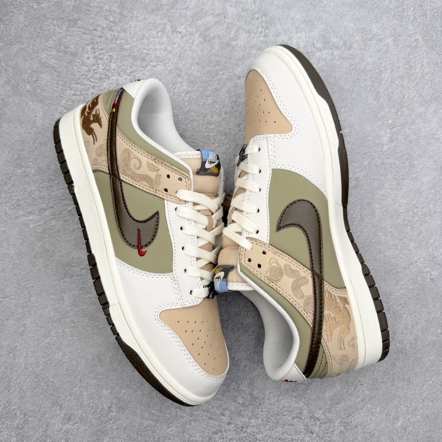 图片[3]-NK Dunk Pegasus Pack 马年限定CNY新年款脱缰系列 舒适贴合低帮板鞋 米褐色 IQ1118-220 这次官方选择从中国古代图腾中汲取灵感，以天马作为主设计元素。可以看到鞋身有大量的细腻刺绣，来表达这一主题。包括鞋舌、鞋垫等各处也都填满了特殊细节，彰显 CNY 的特殊规格。甚至鞋带前端也都是为此次专门设计的造型，带来浓郁的生肖氛围。实力大厂出品 新配色陆续开发 利润个位数只为口碑 全套原纸板楦头开发 确保原汁原味 完美呈现DUNK版型 一比一鞋头弧度高度鞋身弧度 此版本只针对中端市场 皮料材质有所更替 其他数据细节工艺流程均保持一致 绝不口嗨 细节品控鞋型随意对比 独家私模官方第六代原厂航空铝磨具打磨大底 鞋头坡度极致还原 无解鞋型 原盒原配 圈内天花板工艺 原厂玻璃冲刀 超高清洁度 全鞋零毛边皮料切割 原厂中底布点胶 中底布拉帮走线遵循公司 尺码：36 36.5 37.5 38 38.5 39 40 40.5 41 42 42.5 43 44 44.5 45 46-选品中心