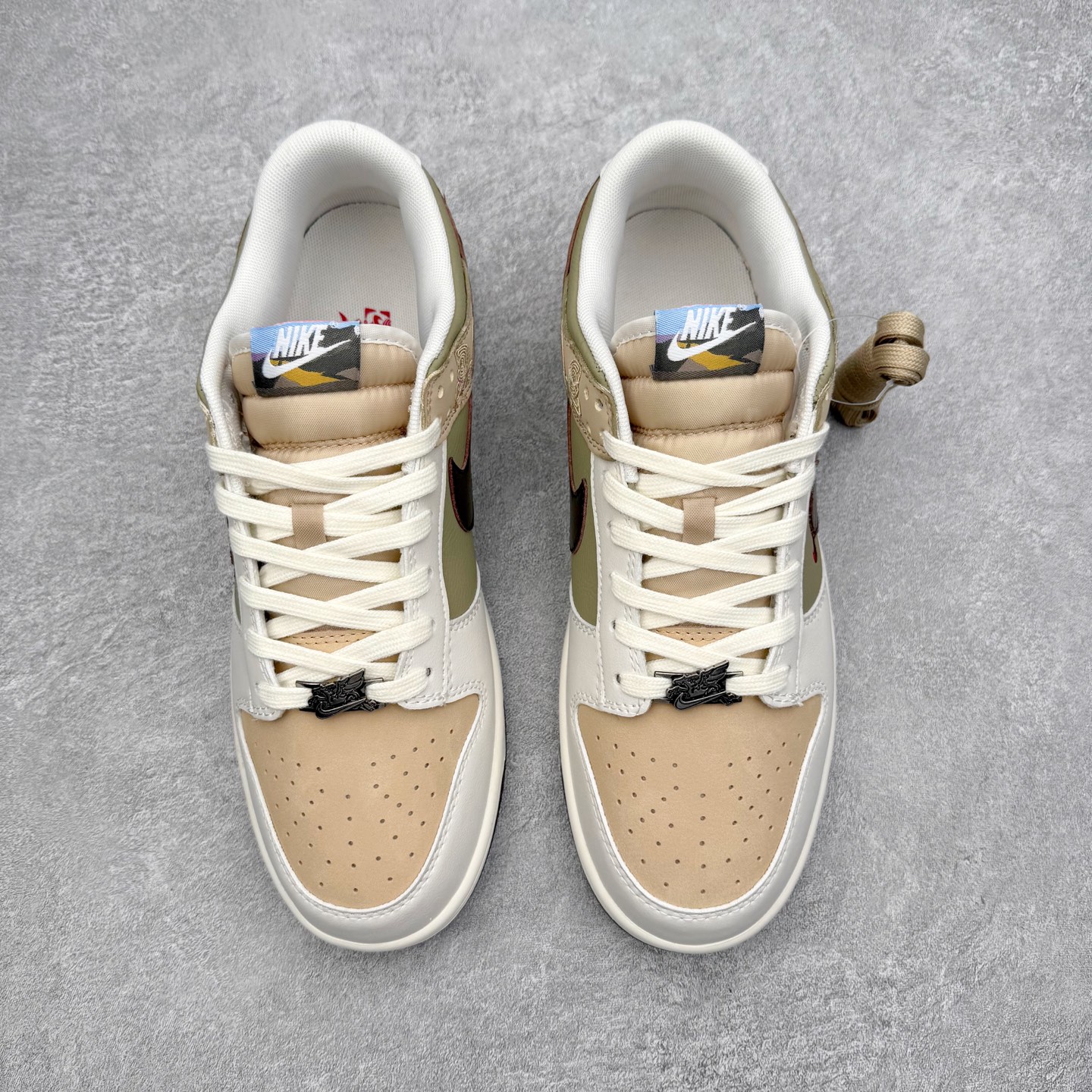 图片[2]-NK Dunk Pegasus Pack 马年限定CNY新年款脱缰系列 舒适贴合低帮板鞋 米褐色 IQ1118-220 这次官方选择从中国古代图腾中汲取灵感，以天马作为主设计元素。可以看到鞋身有大量的细腻刺绣，来表达这一主题。包括鞋舌、鞋垫等各处也都填满了特殊细节，彰显 CNY 的特殊规格。甚至鞋带前端也都是为此次专门设计的造型，带来浓郁的生肖氛围。实力大厂出品 新配色陆续开发 利润个位数只为口碑 全套原纸板楦头开发 确保原汁原味 完美呈现DUNK版型 一比一鞋头弧度高度鞋身弧度 此版本只针对中端市场 皮料材质有所更替 其他数据细节工艺流程均保持一致 绝不口嗨 细节品控鞋型随意对比 独家私模官方第六代原厂航空铝磨具打磨大底 鞋头坡度极致还原 无解鞋型 原盒原配 圈内天花板工艺 原厂玻璃冲刀 超高清洁度 全鞋零毛边皮料切割 原厂中底布点胶 中底布拉帮走线遵循公司 尺码：36 36.5 37.5 38 38.5 39 40 40.5 41 42 42.5 43 44 44.5 45 46-选品中心